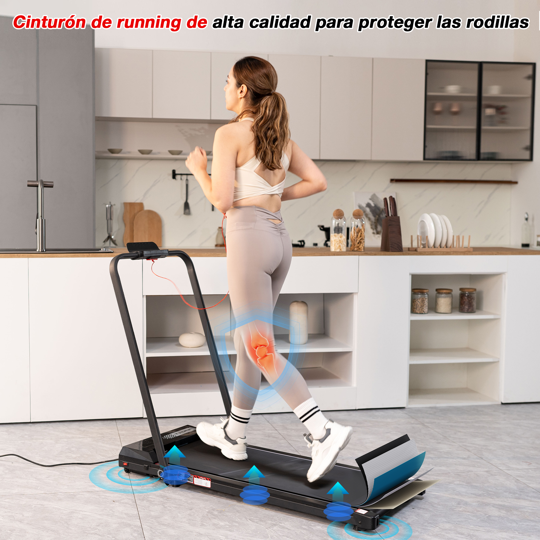Una mujer corre en una cinta de correr en una cocina. La imagen destaca la protección de las rodillas. Zapatillas blancas, leggings grises, top blanco.