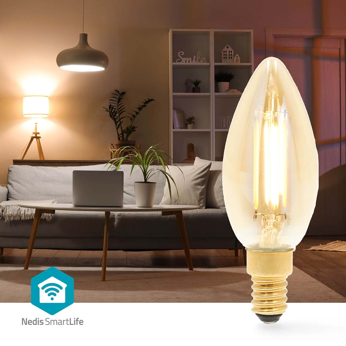 Een brandende LED-lamp rechts. Op de achtergrond een woonkamer met bank, salontafel en planten.