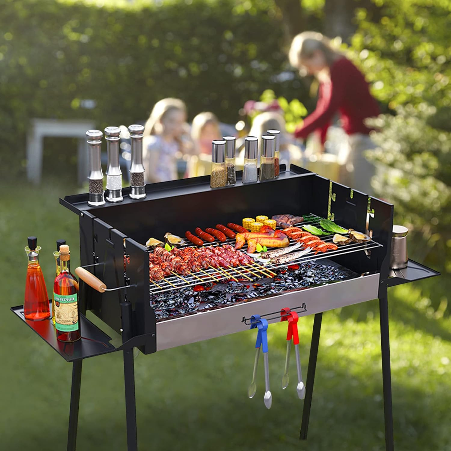 Un barbecue con vari cibi grigliati, condimenti e utensili. Persone sullo sfondo. Un ambiente esterno soleggiato.