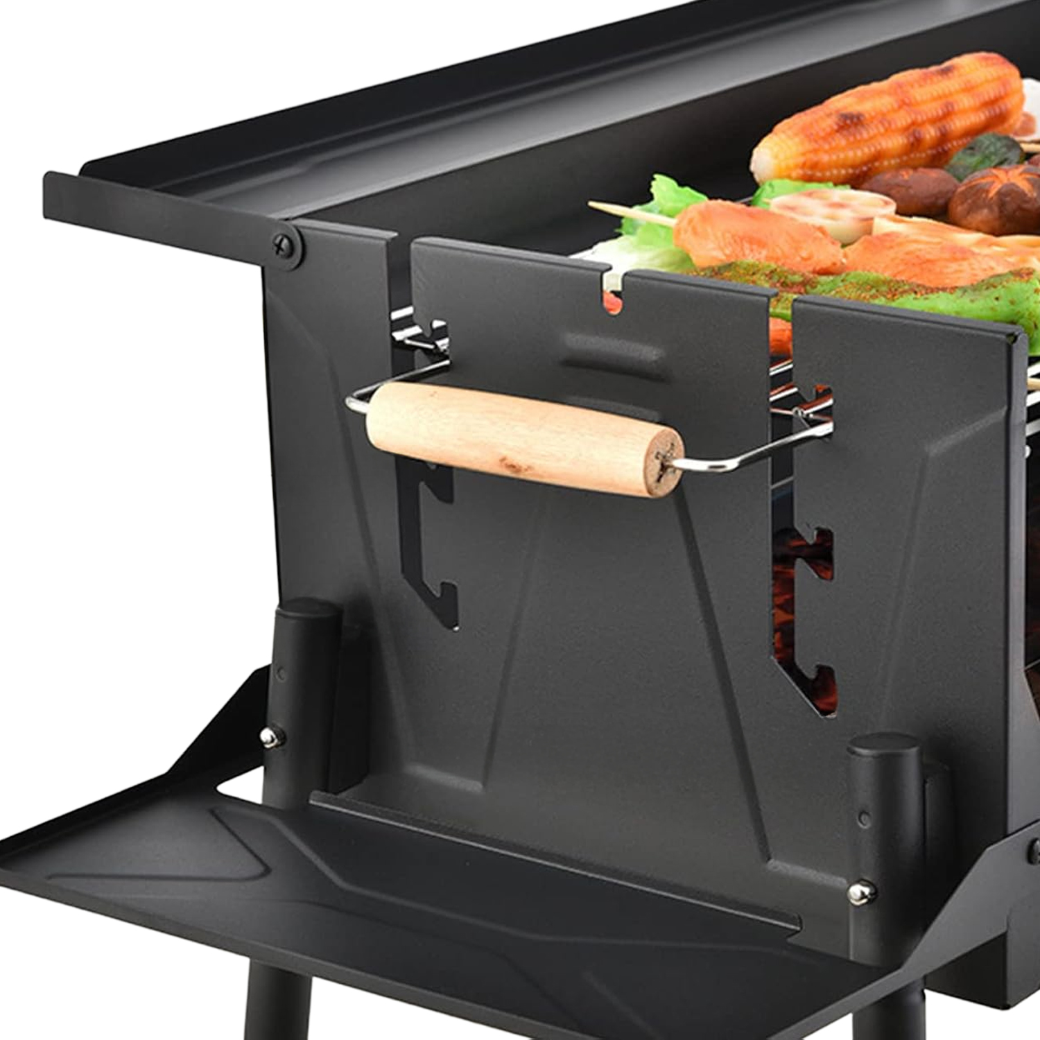 Una griglia nera con cibo sopra. Si vedono mais, verdure e carne. La griglia ha un manico in legno.