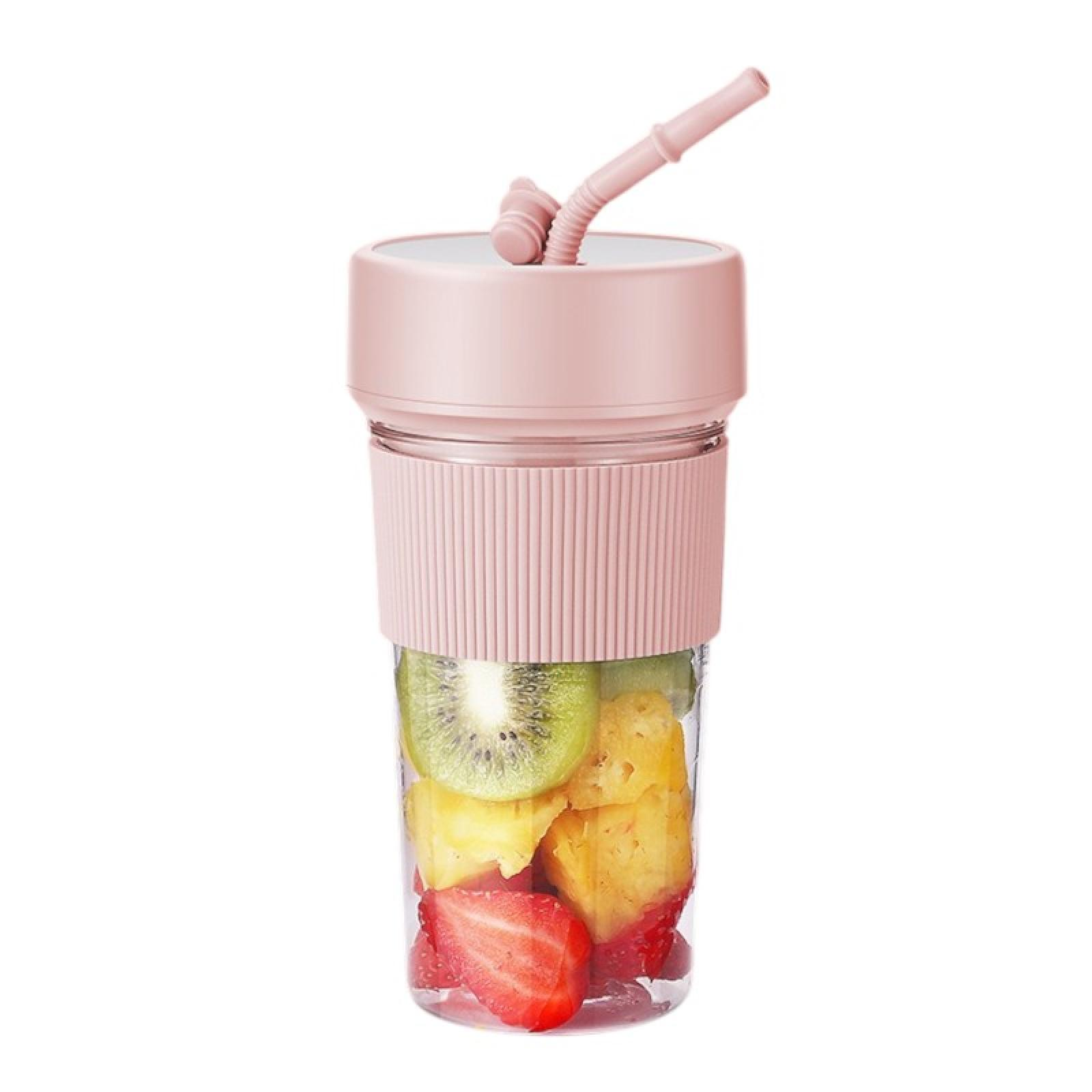 Ein rosa Mixer mit Früchten wie Kiwi, Ananas und Erdbeeren. Ein Strohhalm ist am Deckel befestigt.