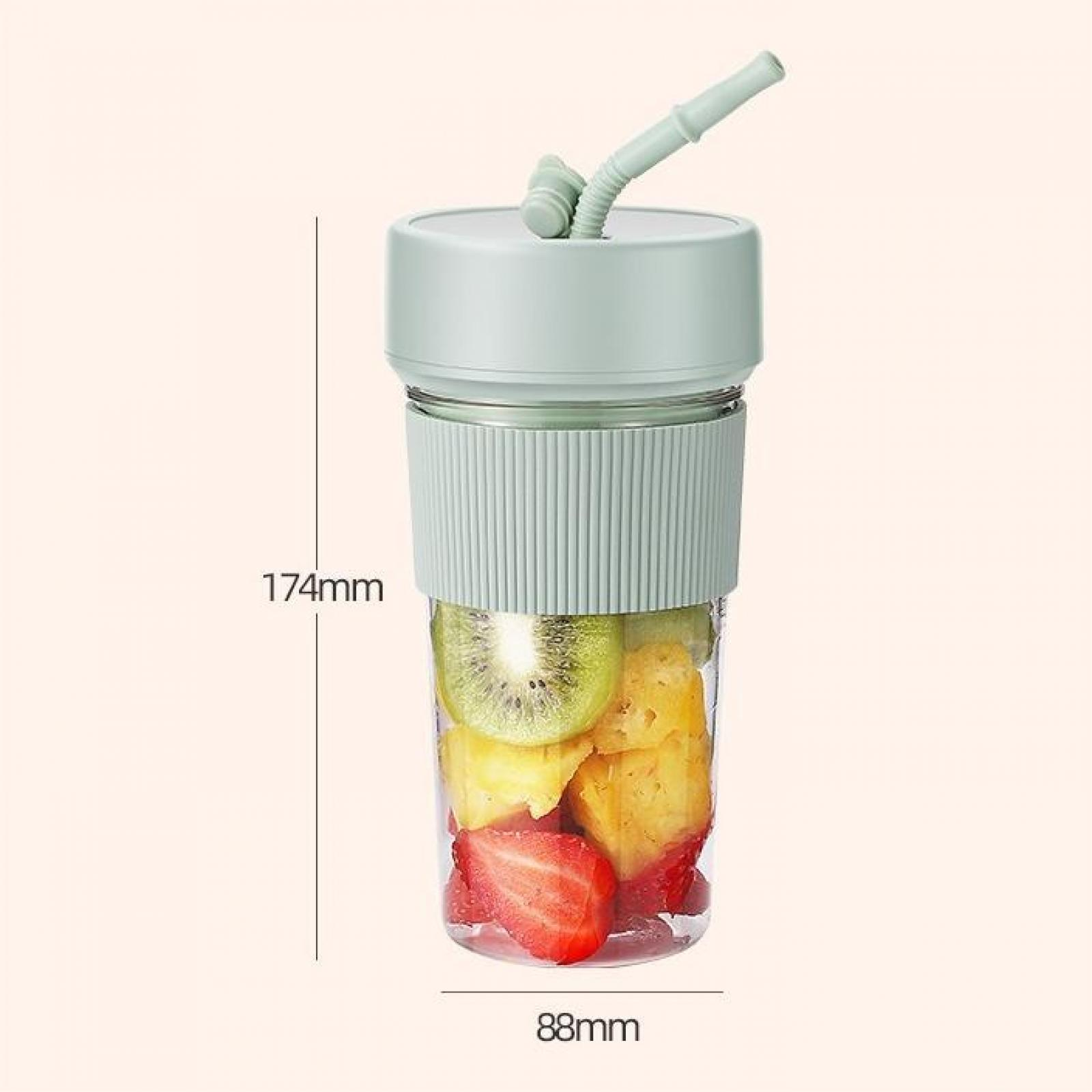 Ein transparenter Mixer gefüllt mit Kiwi, Ananas und Erdbeere. Es hat einen grünen Deckel und einen Strohhalm. Abmessungen sind 174 mm x 88 mm.