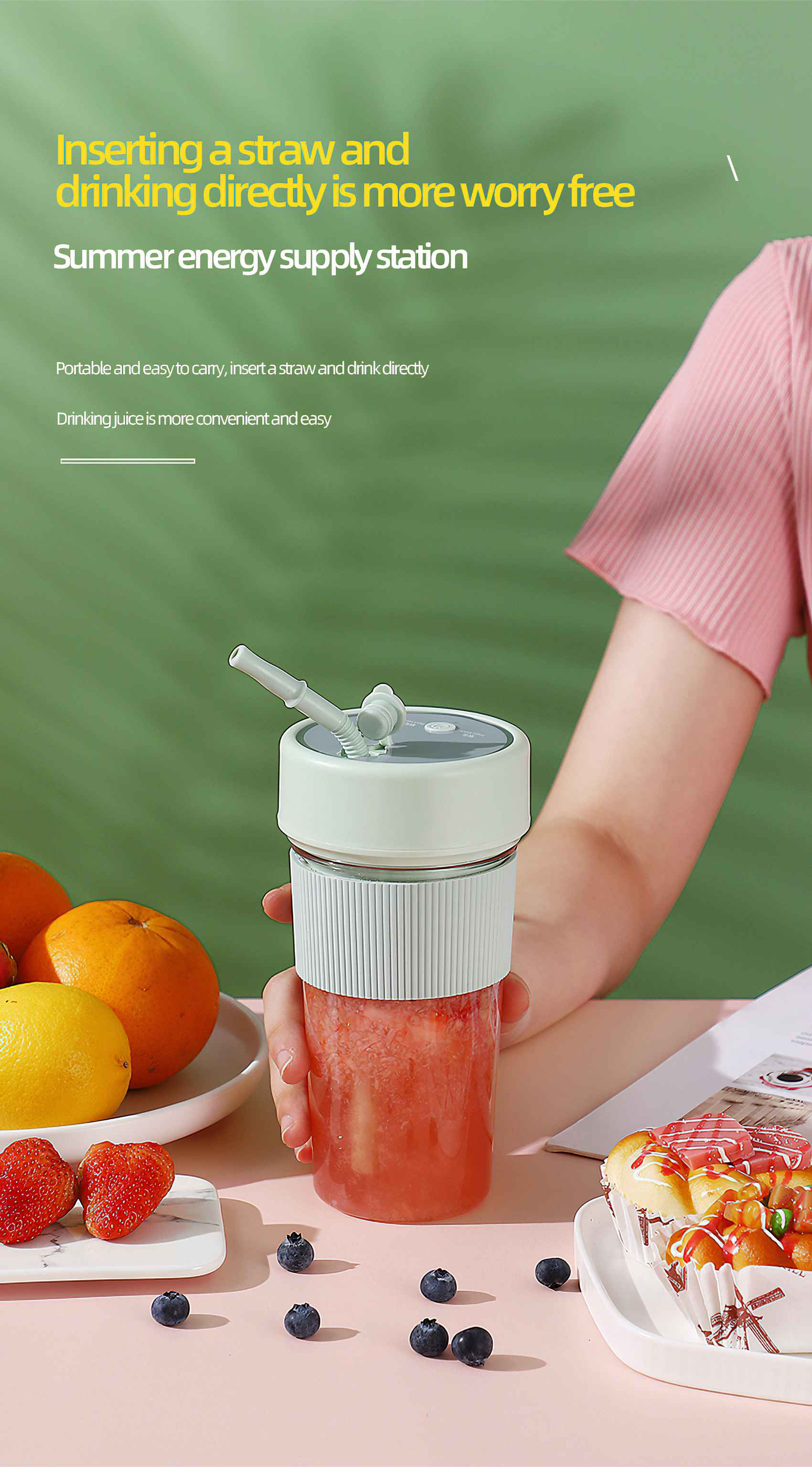 Eine Person hält einen Smoothie-Maker mit Früchten. Erdbeeren, Blaubeeren, Orangen und Gebäck stehen auf einem Tisch.
