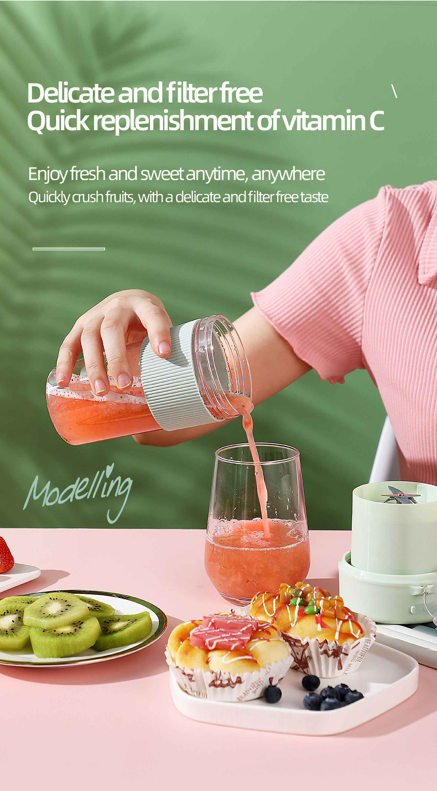 Eine Person gießt Saft aus einem Mixer in ein Glas. Obst, Gebäck und ein Mixer sind im Bild zu sehen.