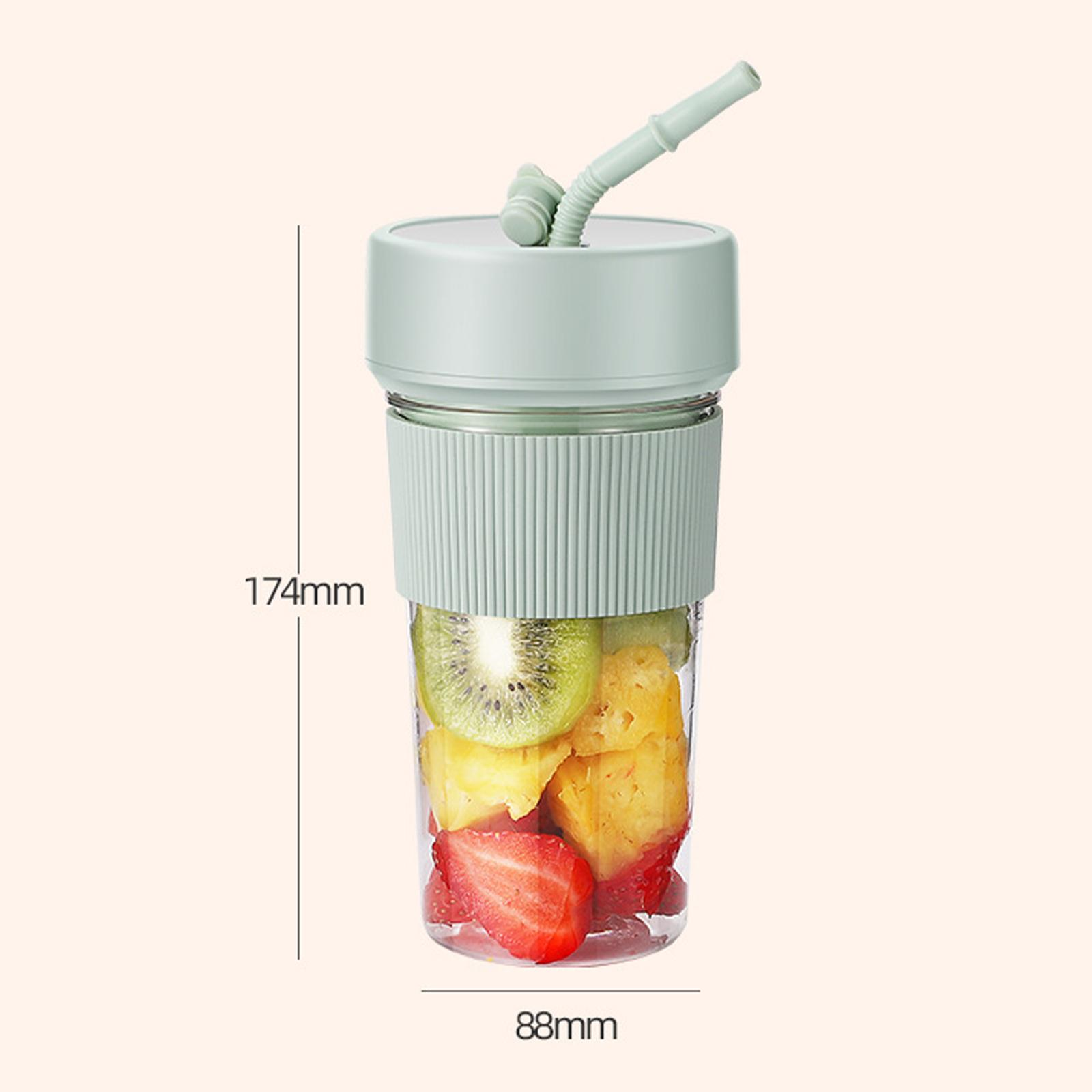 Ein mintgrüner Mixer mit Früchten, und einem Strohhalm. Er enthält Kiwi, Ananas und Erdbeere.