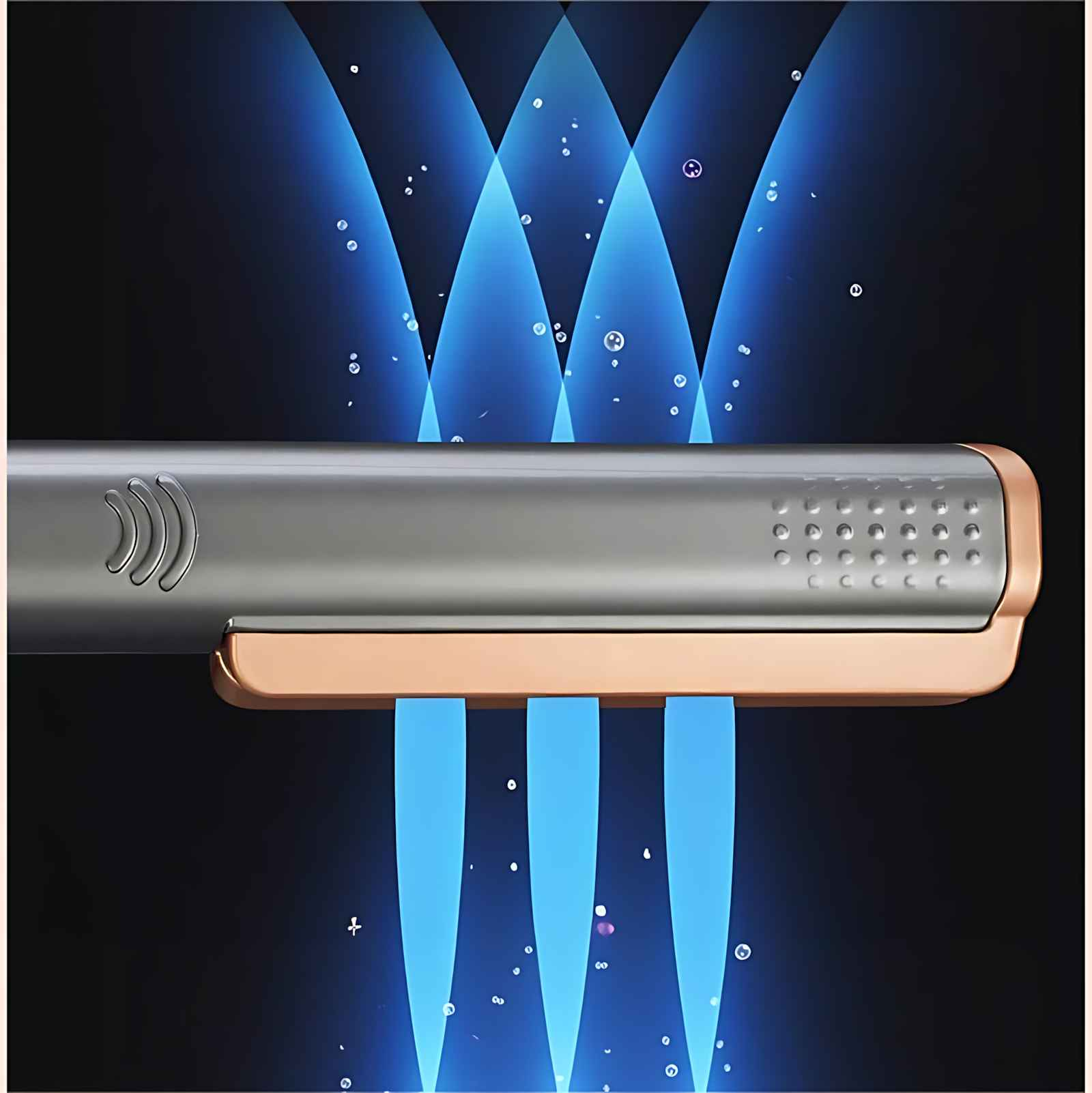 Nahaufnahme eines silber-goldenen Haartools. Blaue Lichtstrahlen gehen von dem Tool vor schwarzem Hintergrund aus.