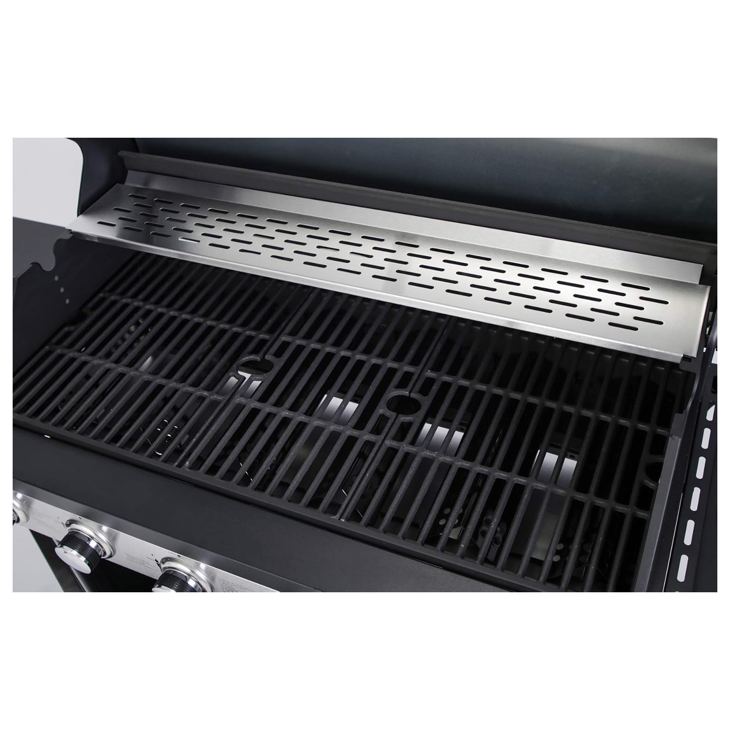 Nahaufnahme eines schwarzen Grills mit einer Edelstahlbelüftung. Die Grillroste sind prominent, mit Knöpfen unten links.