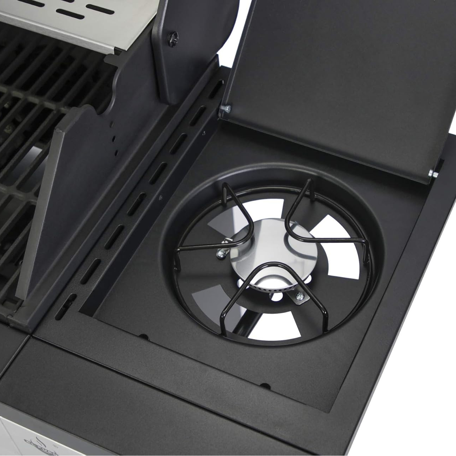 Nahaufnahme eines schwarzen Grills mit einem Brenner. Der Deckel ist offen und gibt den Brennerrost frei. Der Grill steht auf weißem Grund.