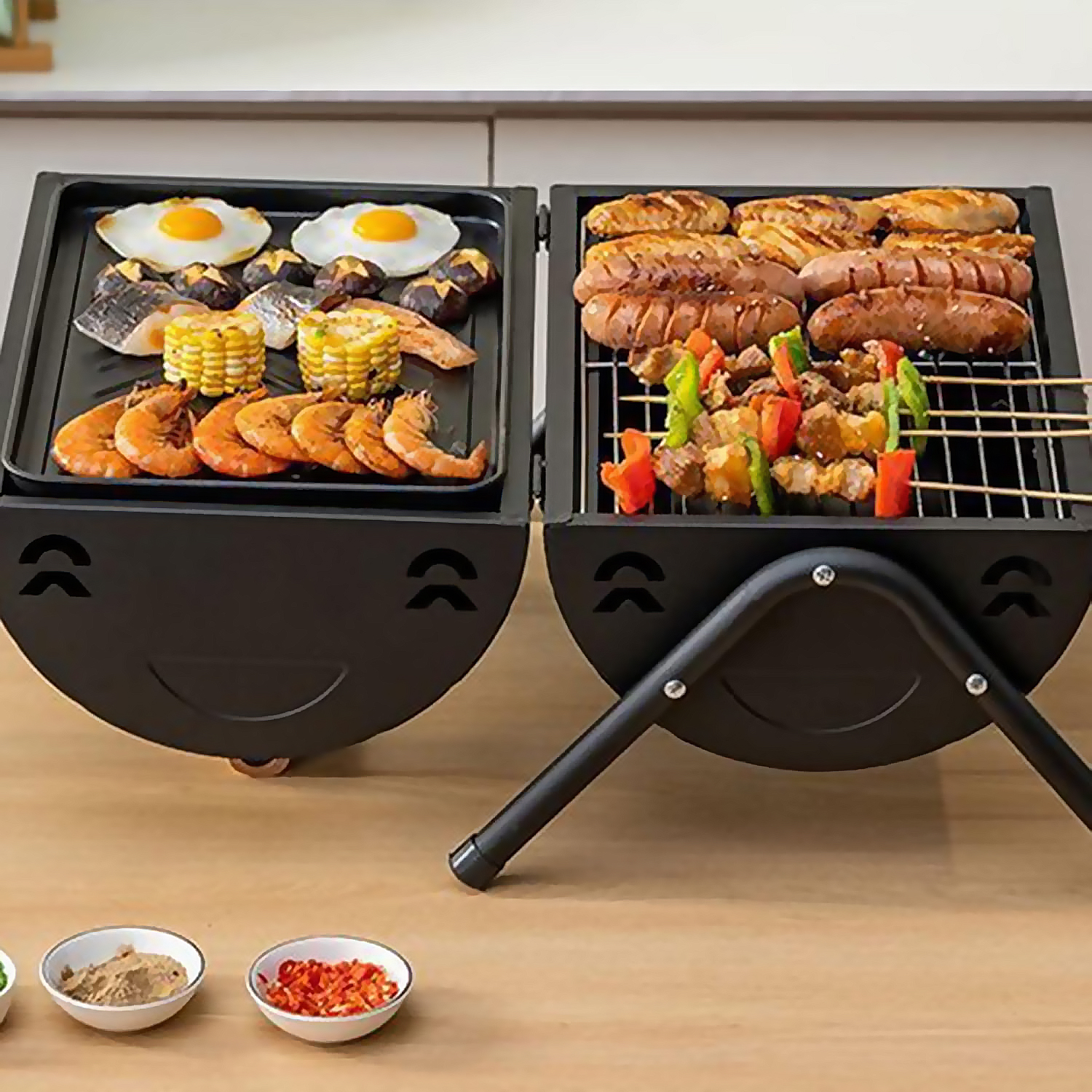 Ein tragbarer Grill mit verschiedenen Speisen: Eier, Garnelen, Mais, Würstchen und Spieße. Schalen mit Gewürzen sind im Vordergrund.