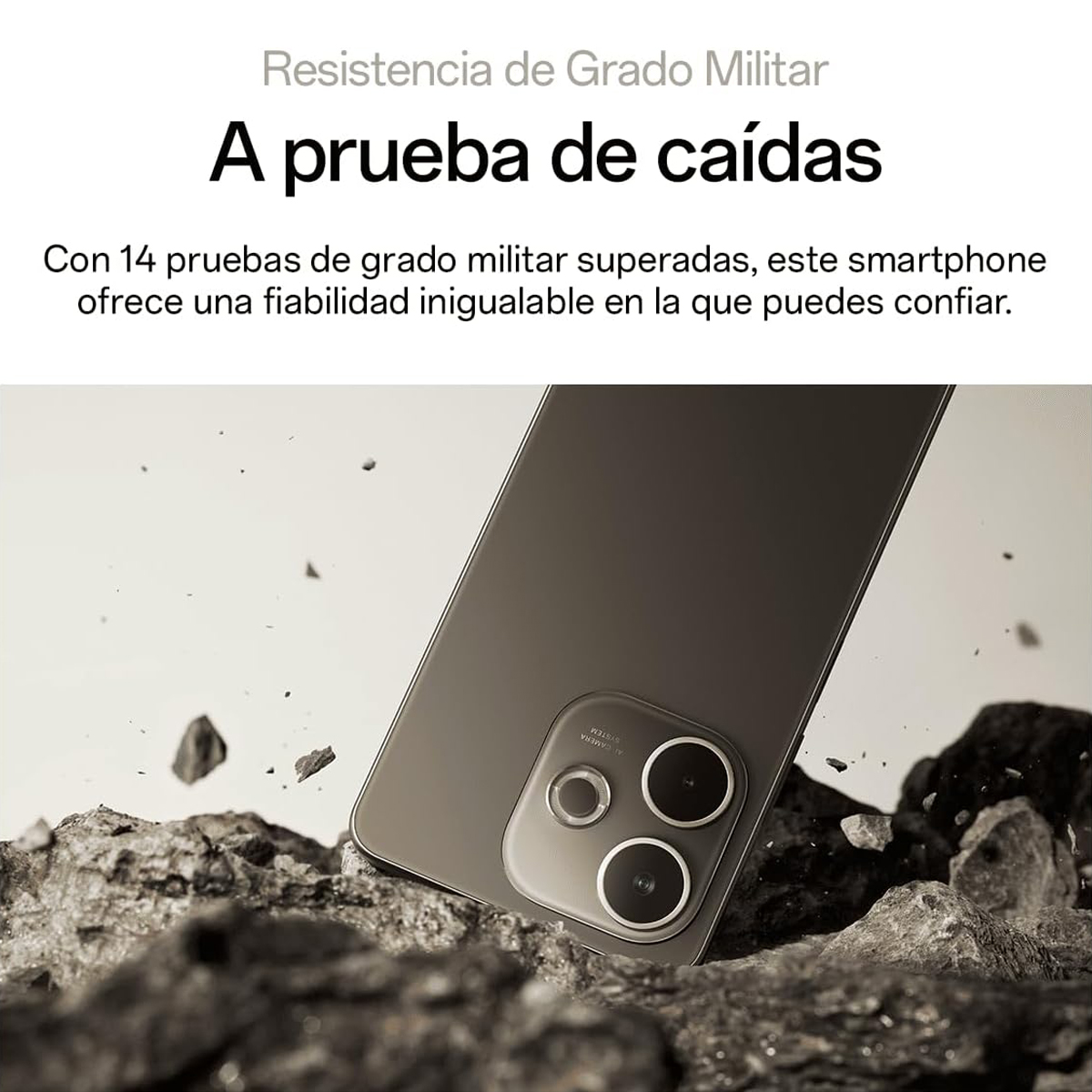 Uno smartphone cade sulle rocce. Il telefono è grigio con tre fotocamere. Lo sfondo è neutro.