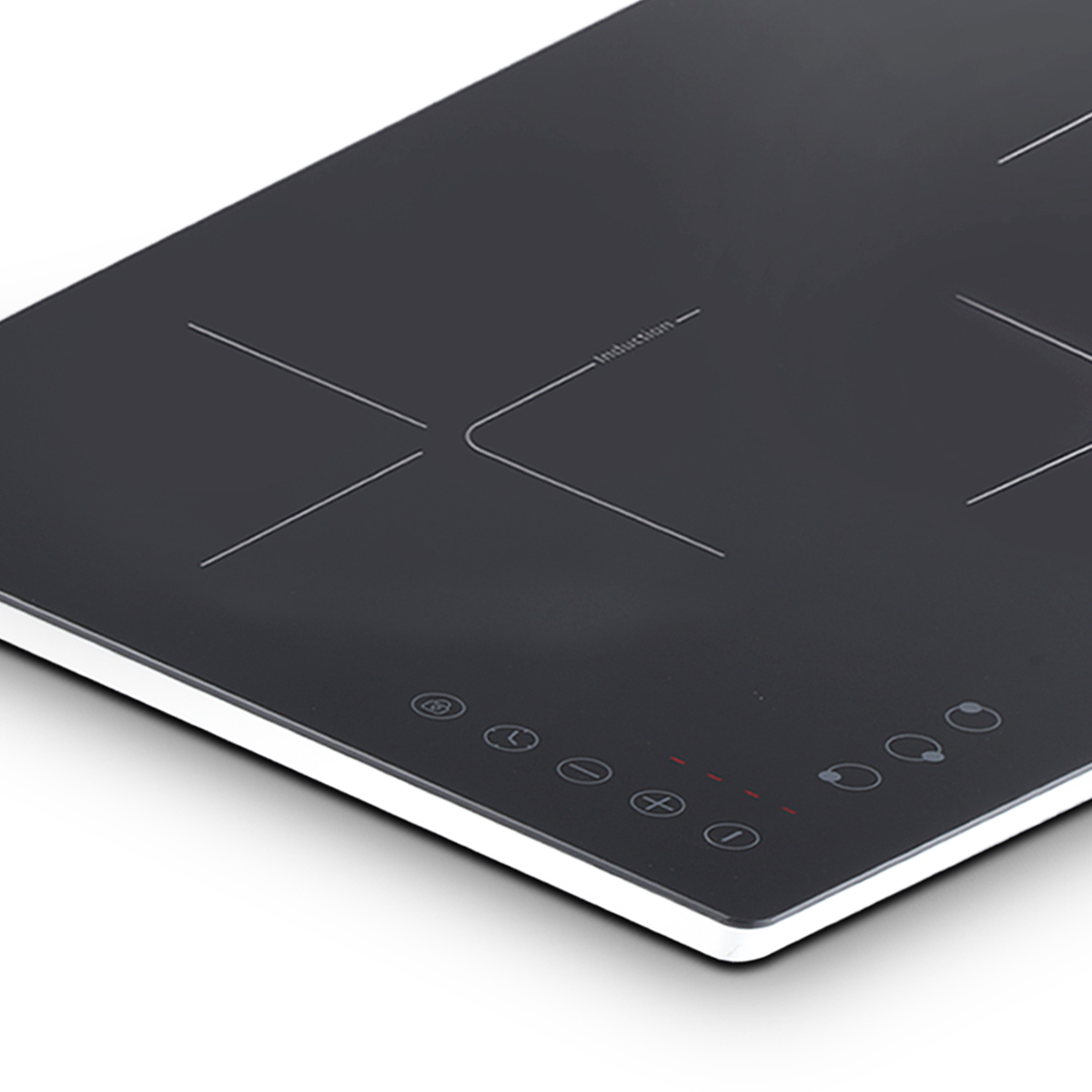 Czarna płyta indukcyjna z białymi oznaczeniami i białym obramowaniem. Panel sterowania z podświetlanymi przyciskami.