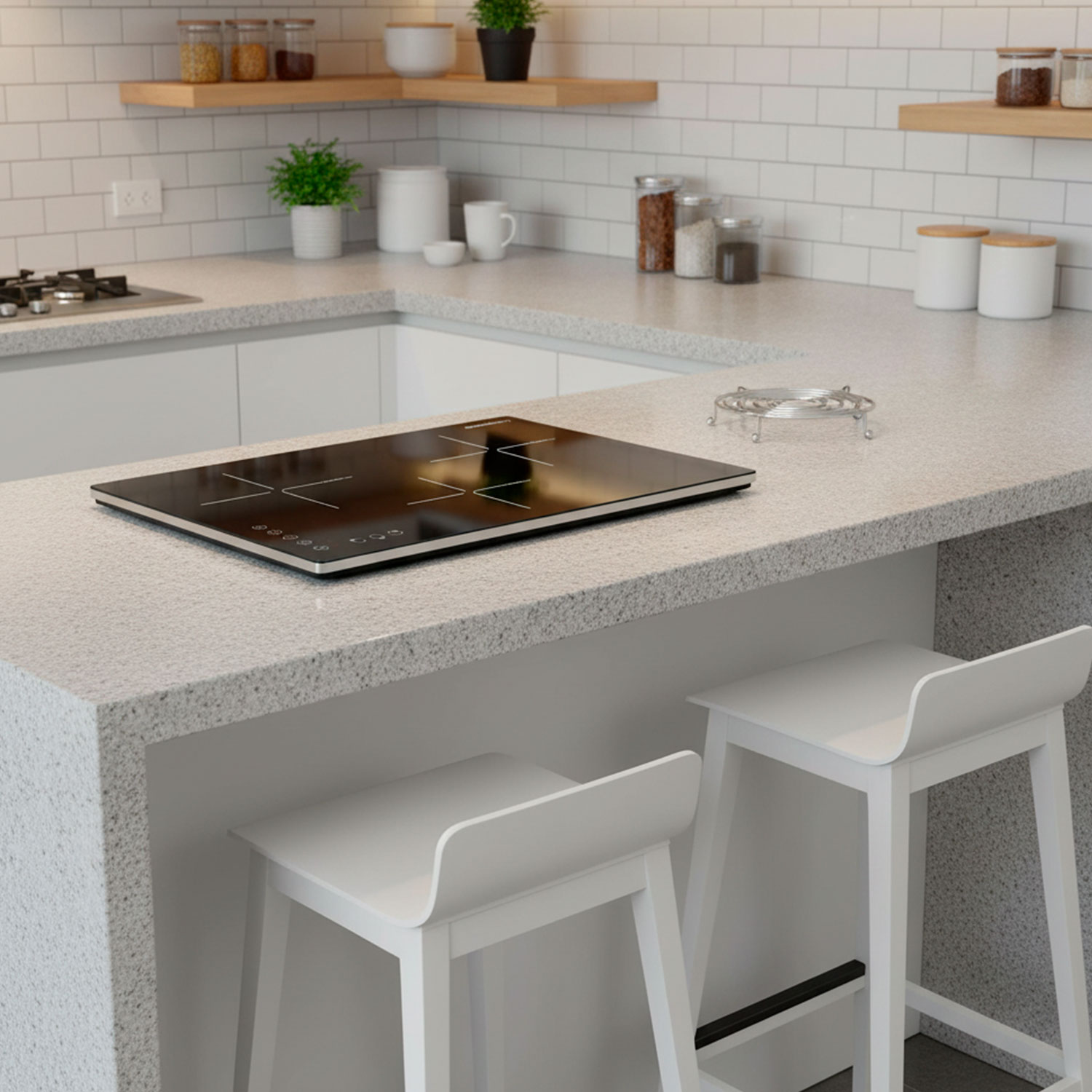 Nowoczesna kuchnia z czarną płytą grzejną na jasnym blacie. Dwa białe stołki barowe na pierwszym planie. Słoiki i rośliny na półkach.