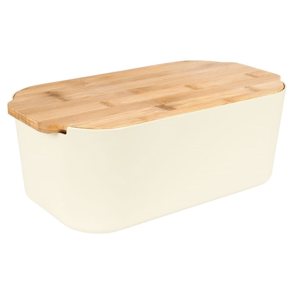 Contenitore per pane color crema con coperchio in legno. Il coperchio è rettangolare con angoli arrotondati. La scatola è su sfondo bianco.