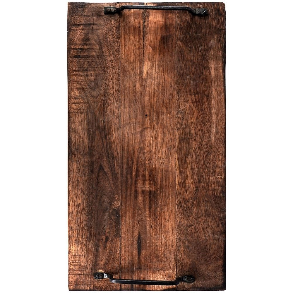 Un vassoio rettangolare in legno con venature marrone scuro. Ha maniglie in metallo su ciascuna estremità.