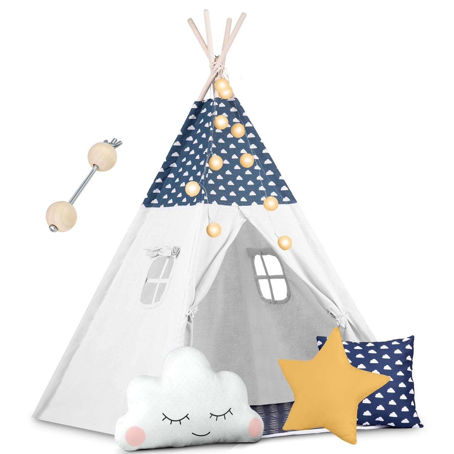 Una tienda tipi blanca con parte superior azul con diseño de nubes, luces de hadas y almohadas: nube, estrella y cuadrada. Un soporte de madera a la izquierda.