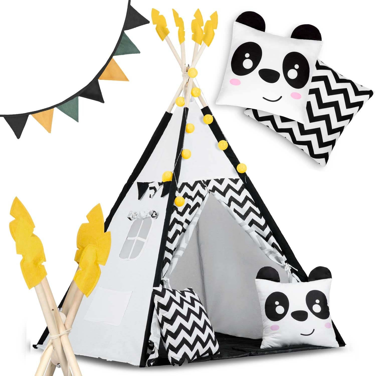 Una tienda tipi blanca con ribete negro y una almohada con estampado en zigzag. Almohadas con cara de panda y una guirnalda cuelgan arriba.