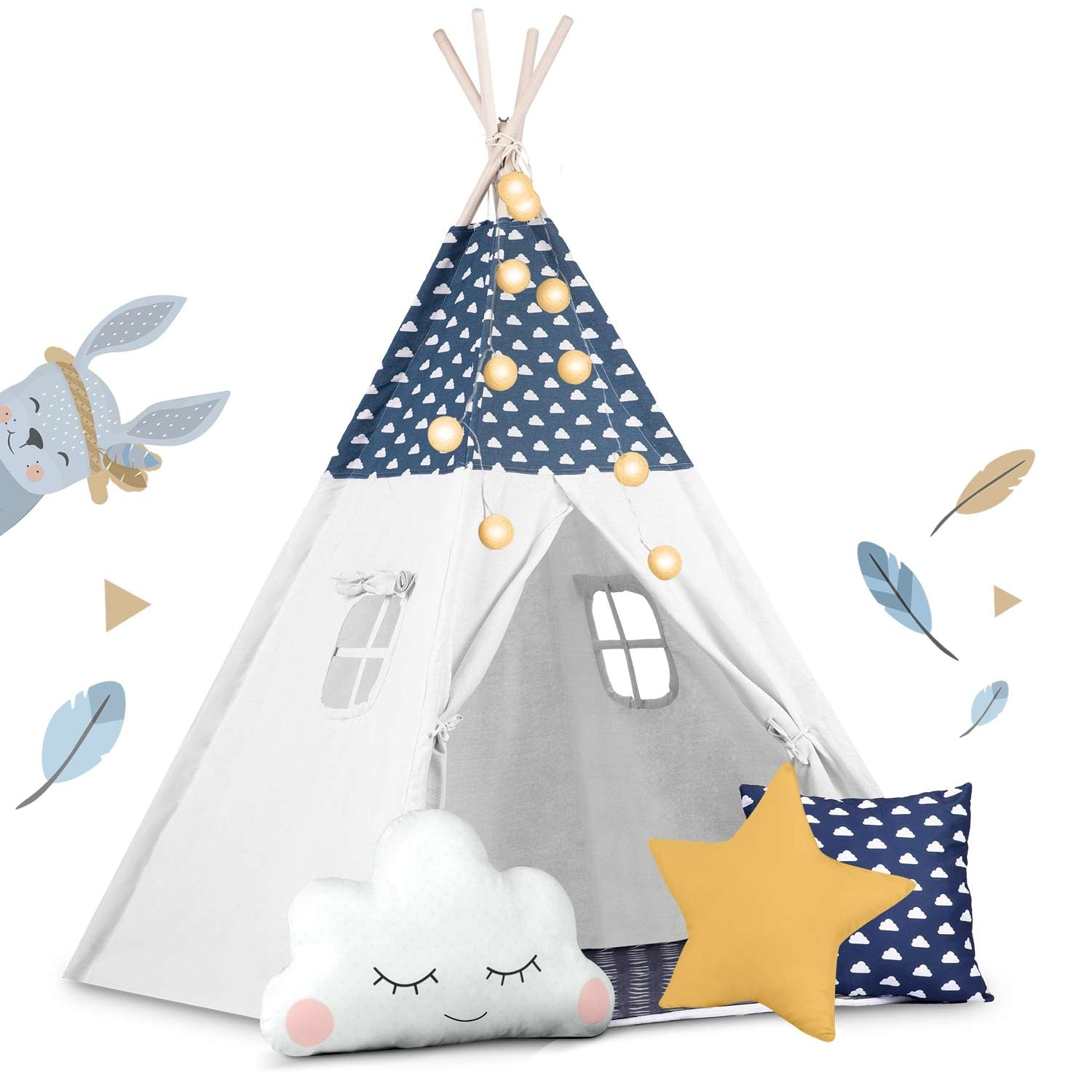 Un tipi blanco con la parte superior con estampado de nubes azules, una almohada de estrella amarilla y una almohada de nube. Decorado con plumas y un conejito.