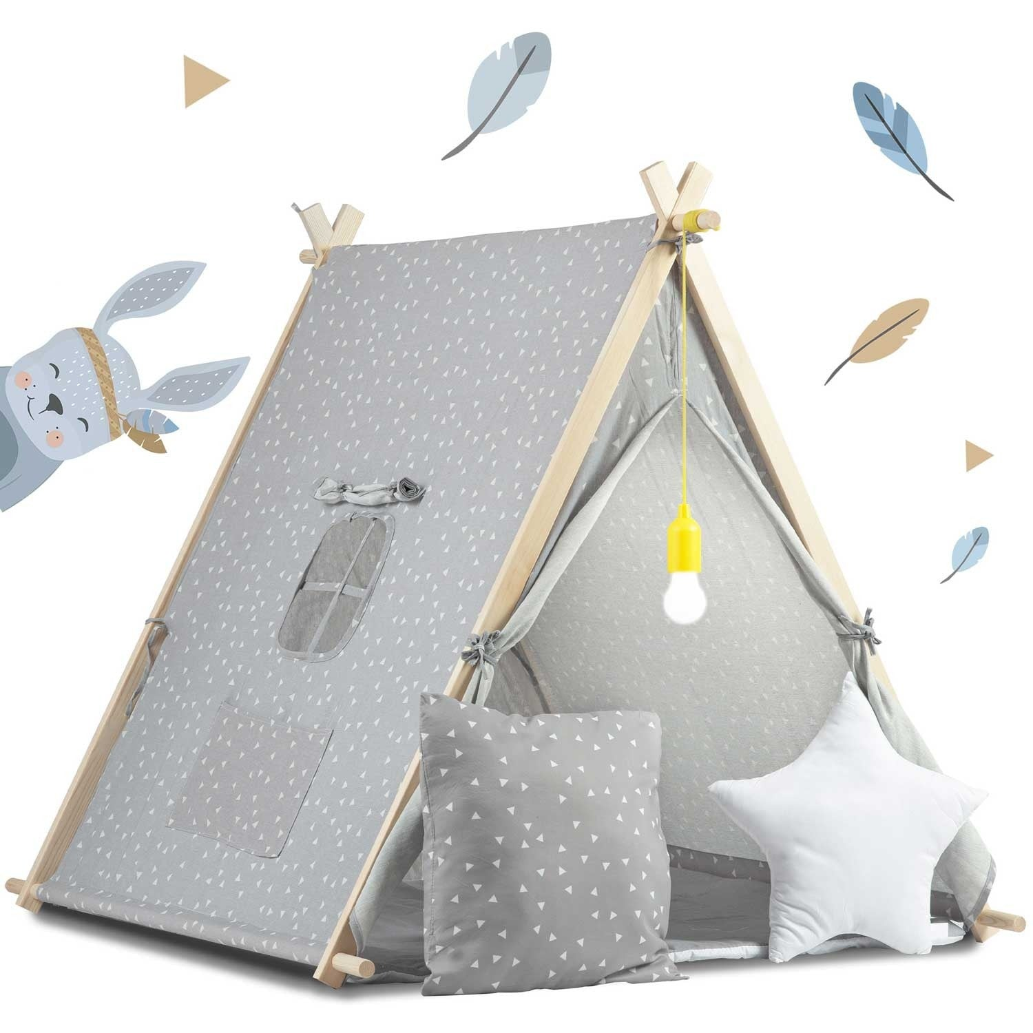 Una tienda tipi gris con patrones de triángulos, una almohada de estrella y un personaje de dibujos animados de conejo a la izquierda.