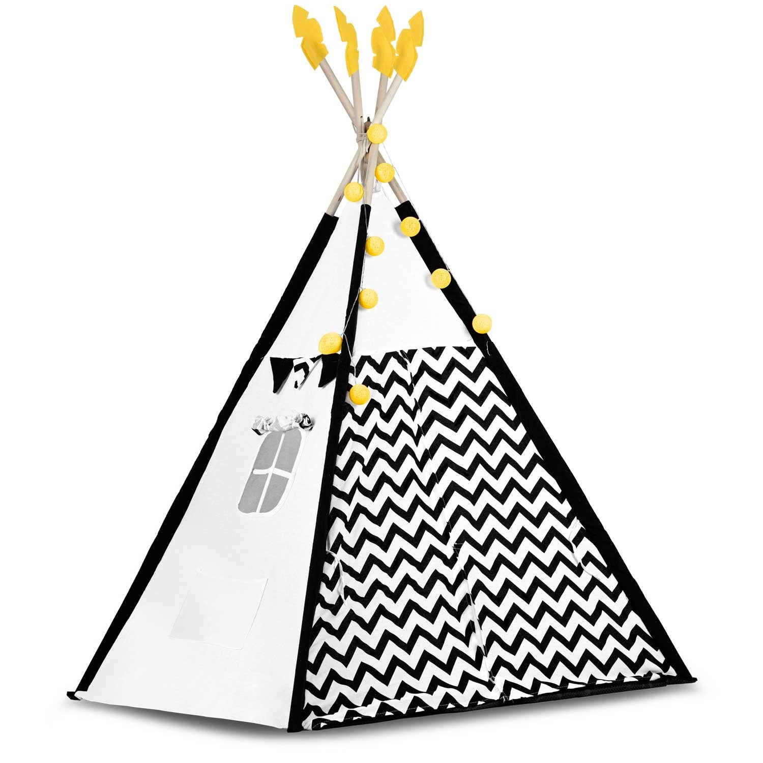 Una tienda de campaña tipi blanca con patrones de zigzag negros y bordes negros. Tiene una ventana, luces amarillas y plumas decorativas amarillas en la parte superior.