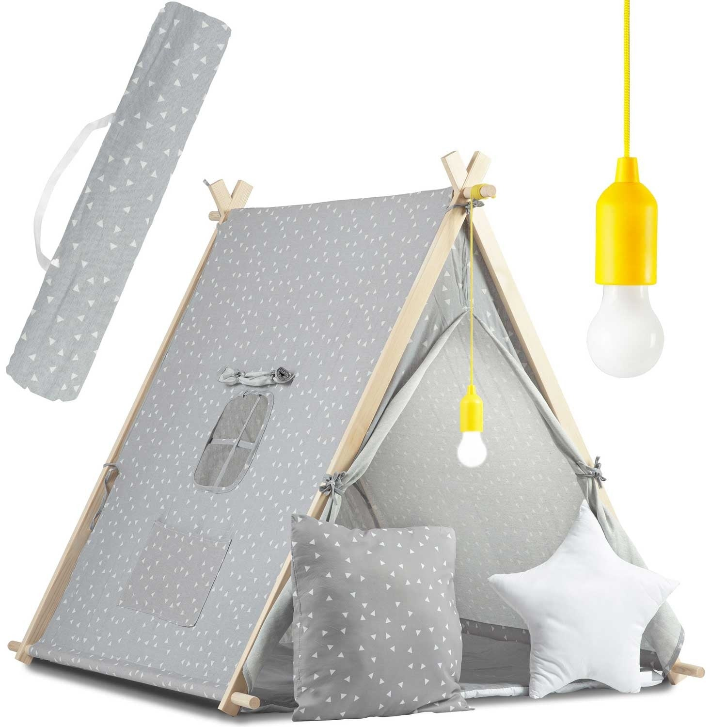 Una tienda tipi gris con patrón de triángulos blancos. Incluye almohadas, una esterilla enrollada y luces colgantes amarillas. Almohada de estrella blanca.