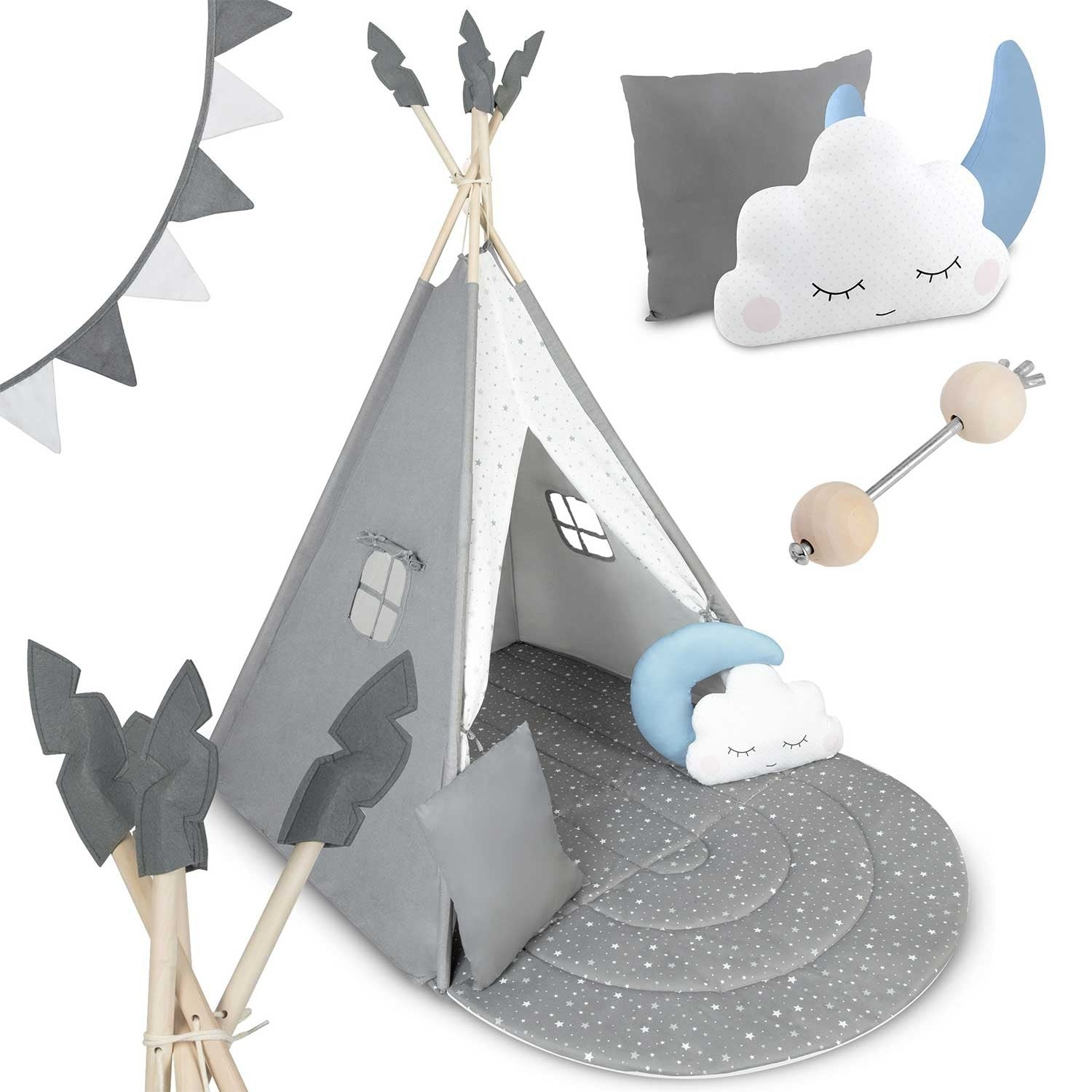 Un tipi gris con esterilla de estrellas, almohadas de nube y un sonajero. También hay un banderín gris y blanco y objetos de madera en forma de hacha.