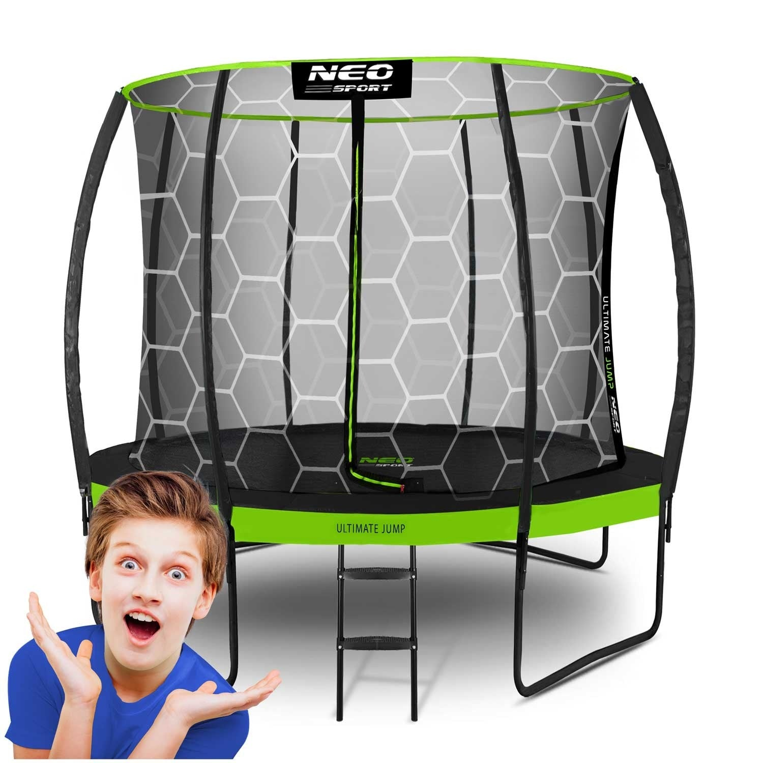 Un niño con expresión de sorpresa frente a un trampolín. El trampolín es negro, verde y blanco y tiene la etiqueta 'Ultimate Jump'.