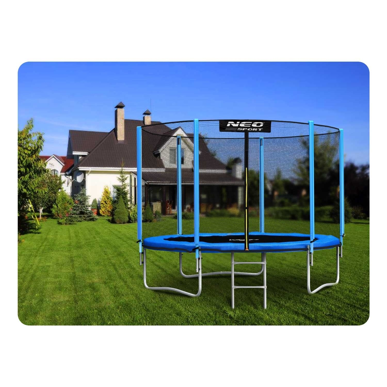 Un trampolín azul con red de seguridad en un jardín verde, casa al fondo bajo cielo azul. La marca es NEO SPORT.