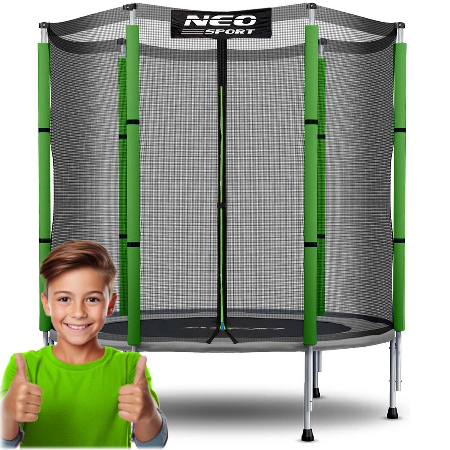 Un niño con los pulgares arriba frente a un trampolín. El trampolín tiene acolchado de seguridad verde y una red negra con el logo NEO SPORT.