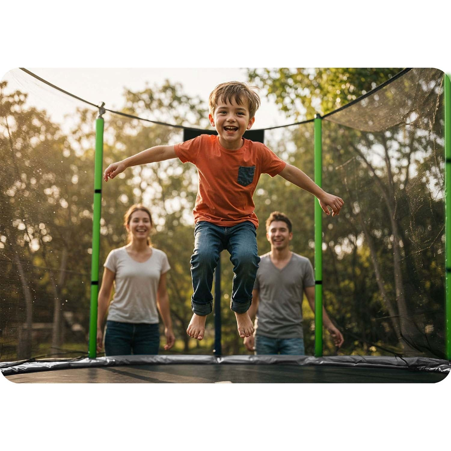 Un niño salta en una cama elástica, sonriendo. Los padres están detrás, observando en un entorno soleado al aire libre.