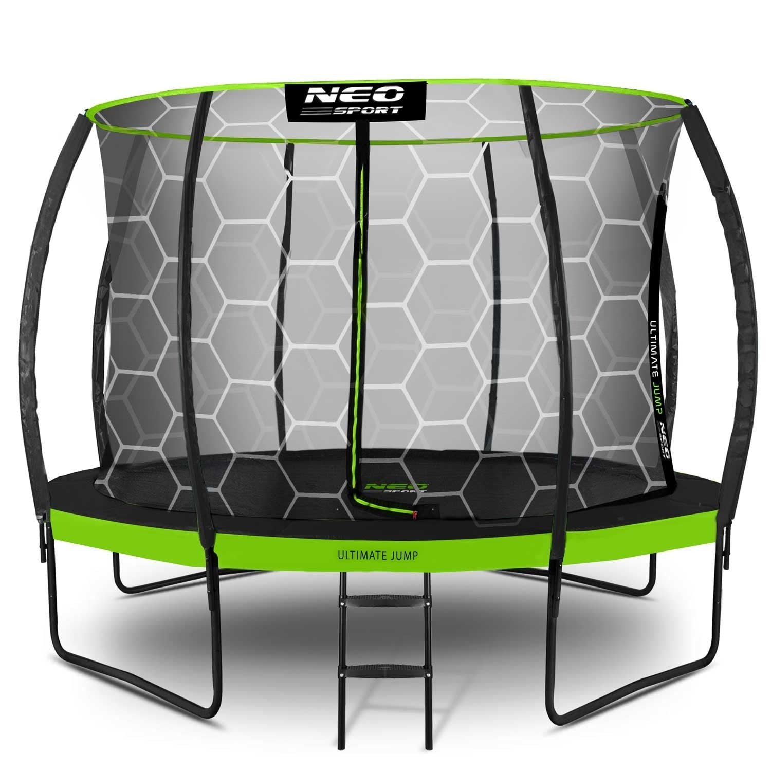Un trampolín con marco verde y negro. Tiene una red de seguridad con un patrón de panal y una pequeña escalera.