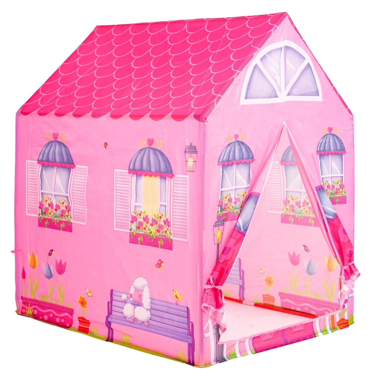 Una casa de juegos rosa con techo rojo. Tiene ventanas con jardineras, un perro en un banco y una puerta abierta.