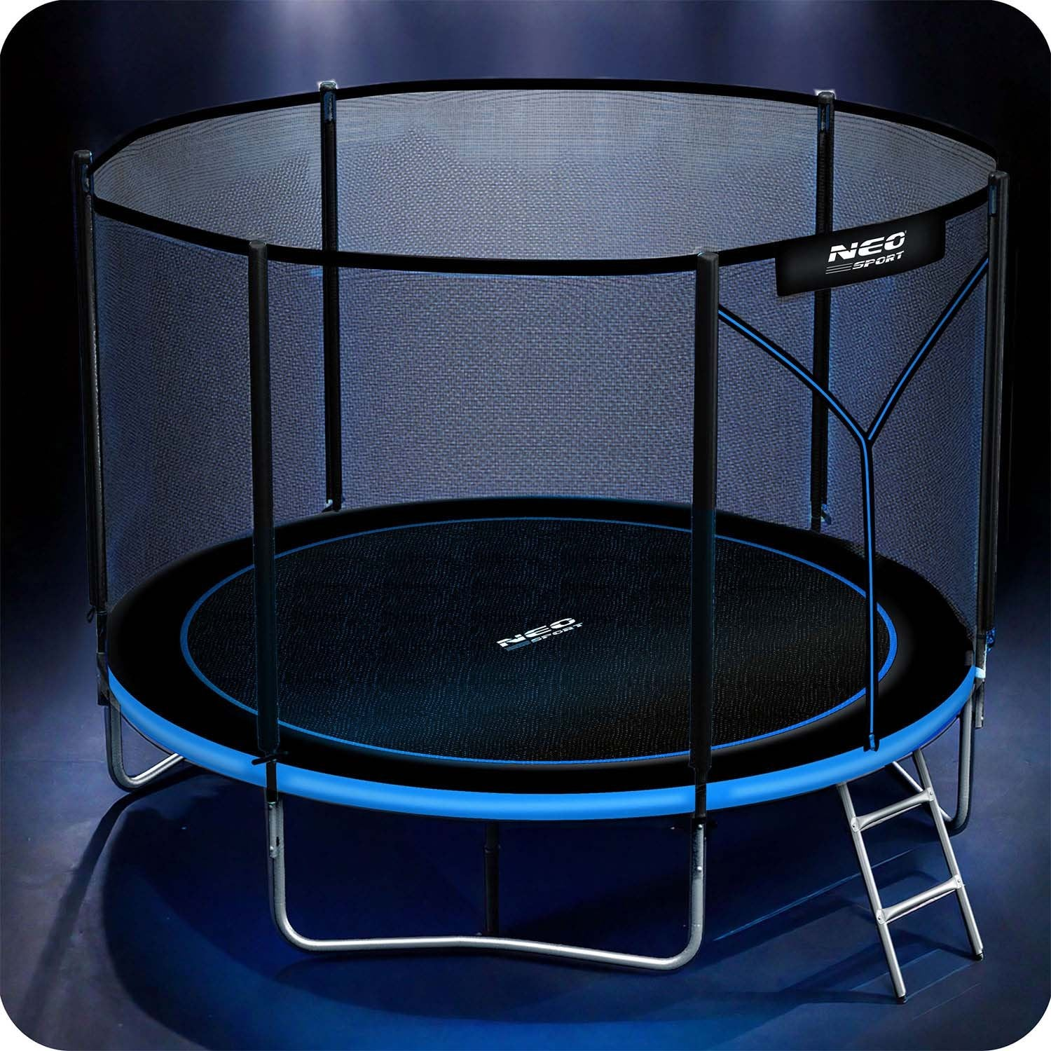 Un trampolín redondo con red de seguridad. El marco es azul y negro, y una pequeña escalera está al lado. La marca es Neo Sport.