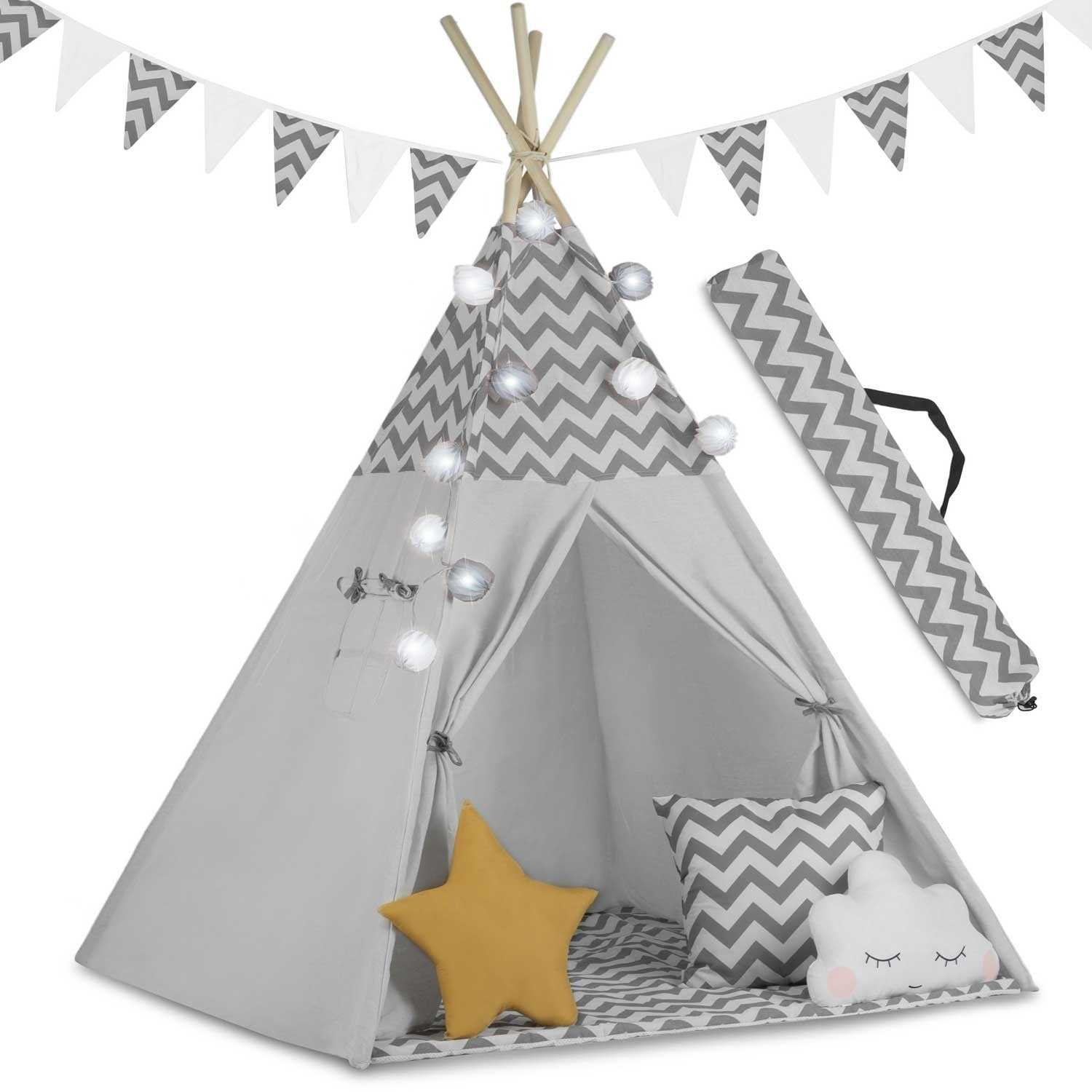 Una tienda tipi gris y blanca con una almohada de estrella y una almohada de nube en el interior. Una guirnalda de banderas cuelga sobre la tienda.