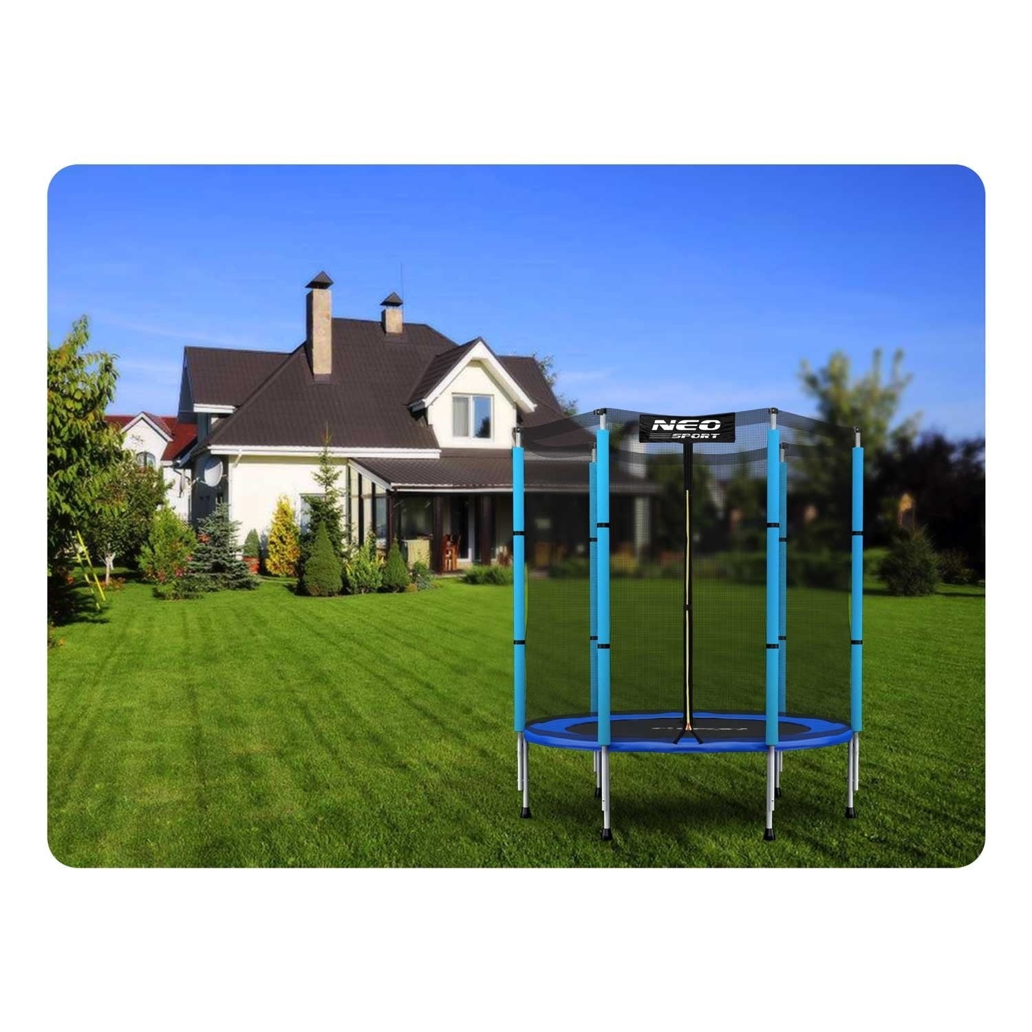 Un trampolín azul en un jardín, con una casa al fondo. El jardín es verde y el cielo es azul.