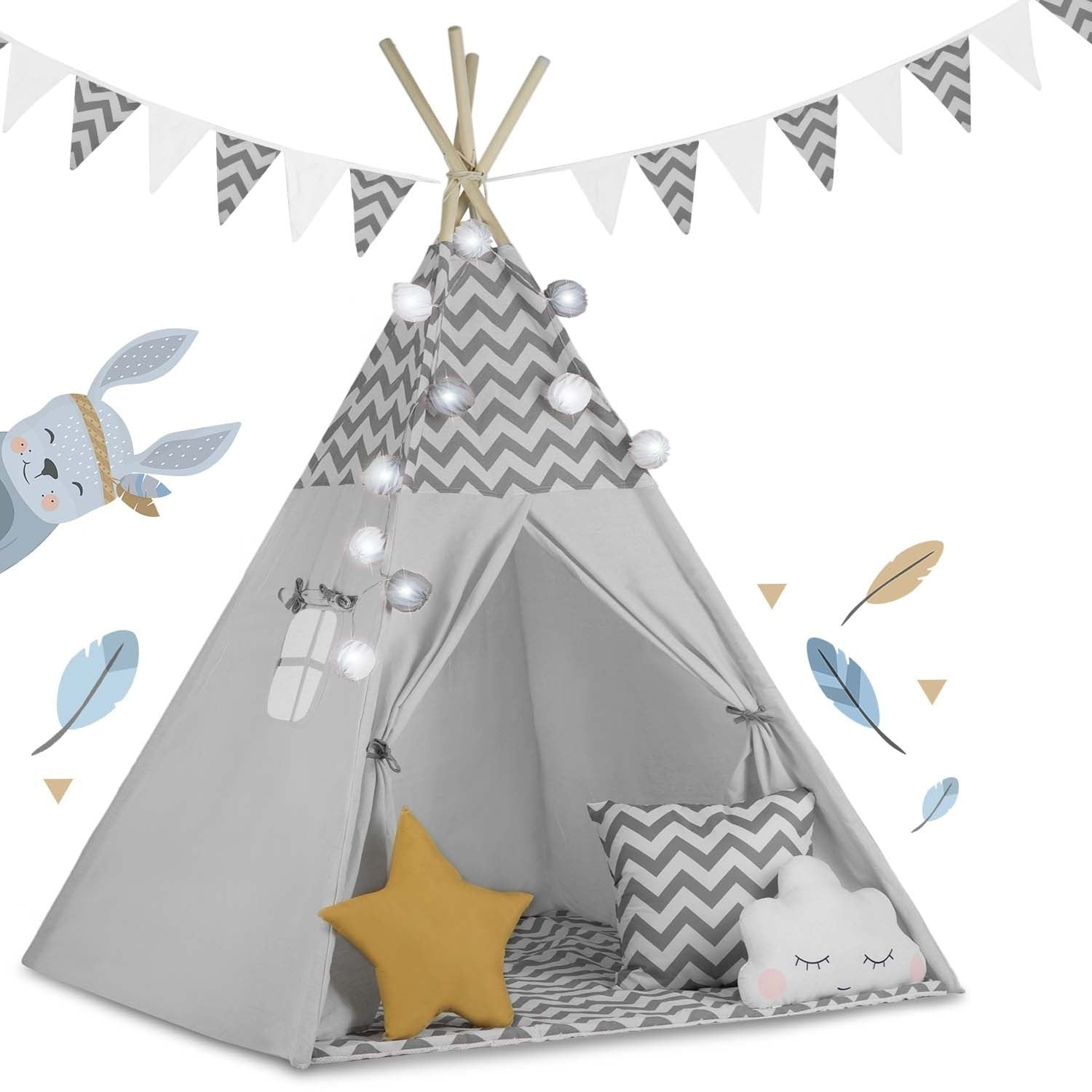 Una tienda de campaña tipi gris con un patrón de chevrón, decorada con una almohada de estrella, una almohada de nube y calcomanías de plumas. Un conejo está a la izquierda.