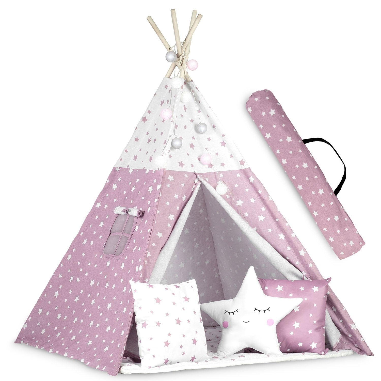 Una tienda tipi rosa con estrellas blancas, con almohadas, una almohada en forma de estrella y una esterilla enrollada, todas con patrones de estrellas.