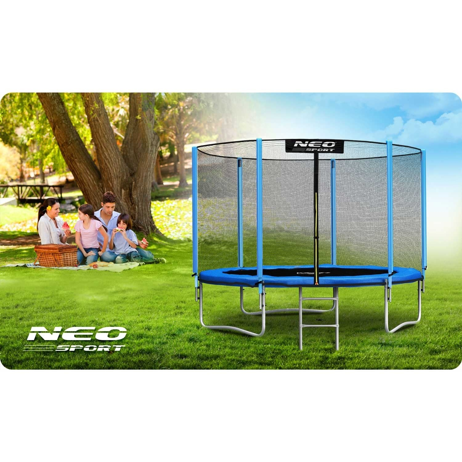 Picnic familiar cerca de un trampolín azul. Se ve hierba verde, árboles y cielo soleado al fondo.