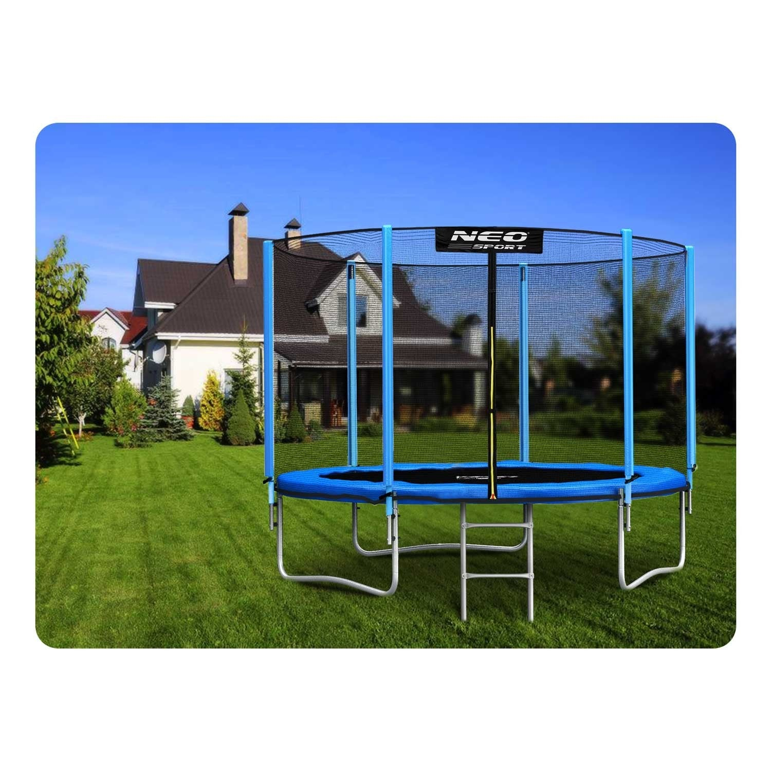 Trampolín azul con red de seguridad en un jardín con césped, casa al fondo, día soleado.