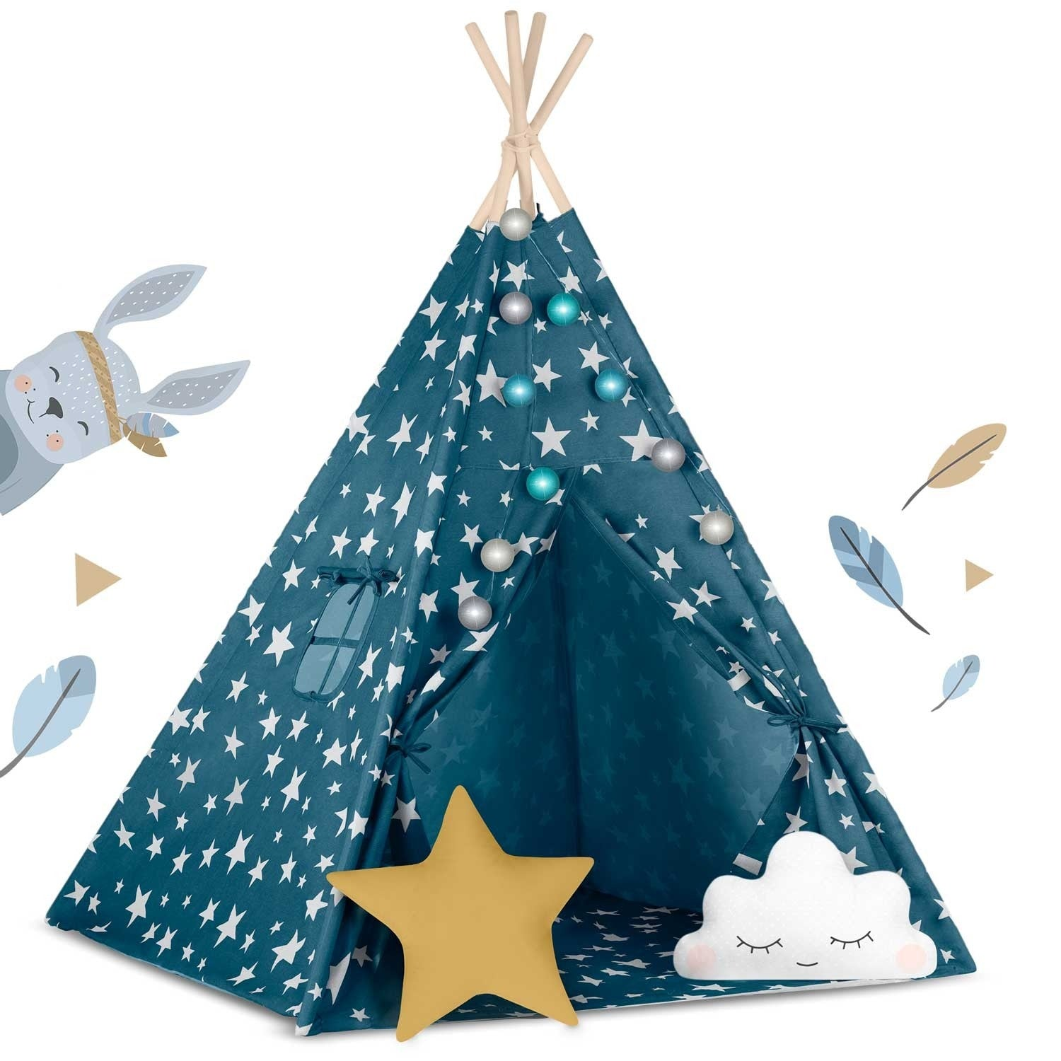 Una tienda tipi azul verdoso con estrellas blancas, una almohada de estrella amarilla y una almohada de nube. Un conejo y plumas están al lado.