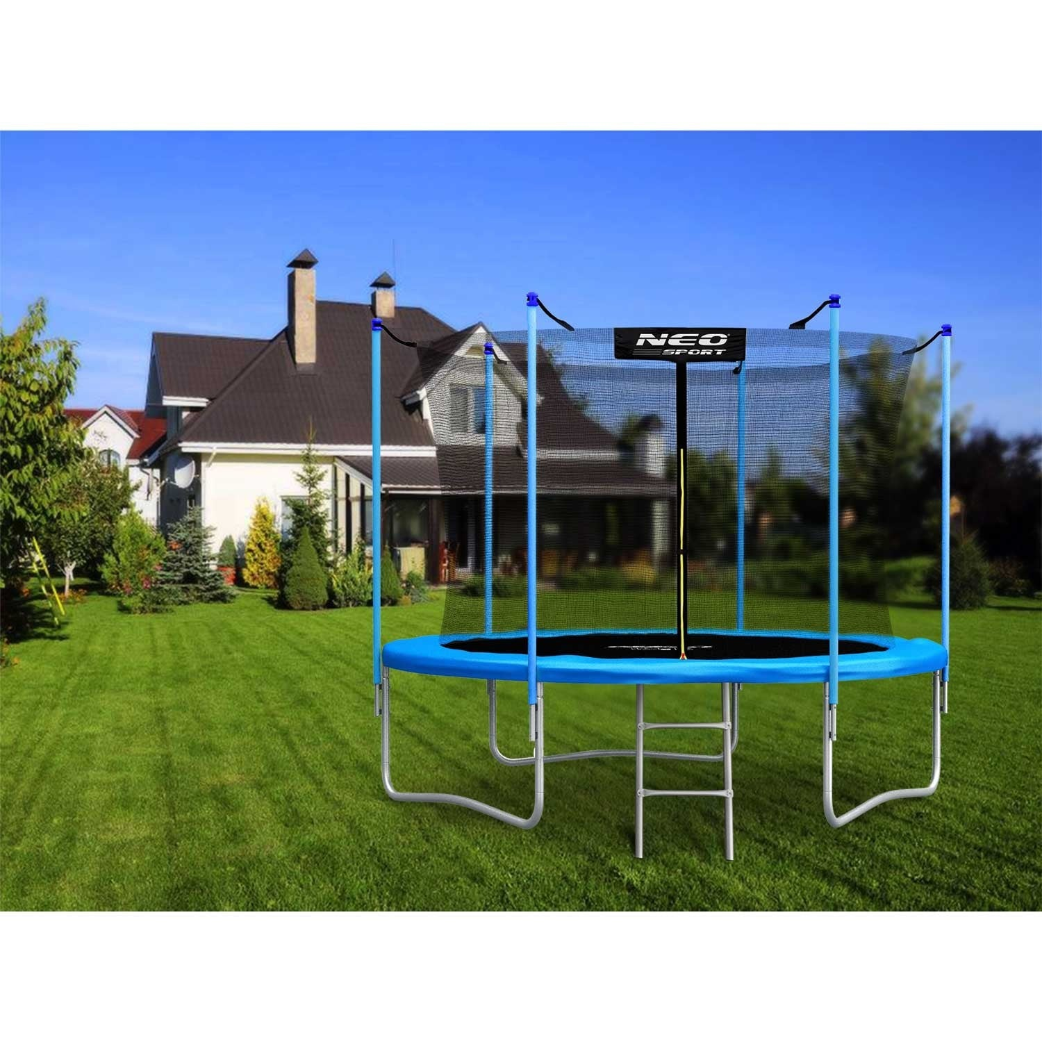 Un trampolín azul con red de seguridad está en un jardín verde. Una casa con techo marrón está en el fondo bajo un cielo azul claro.
