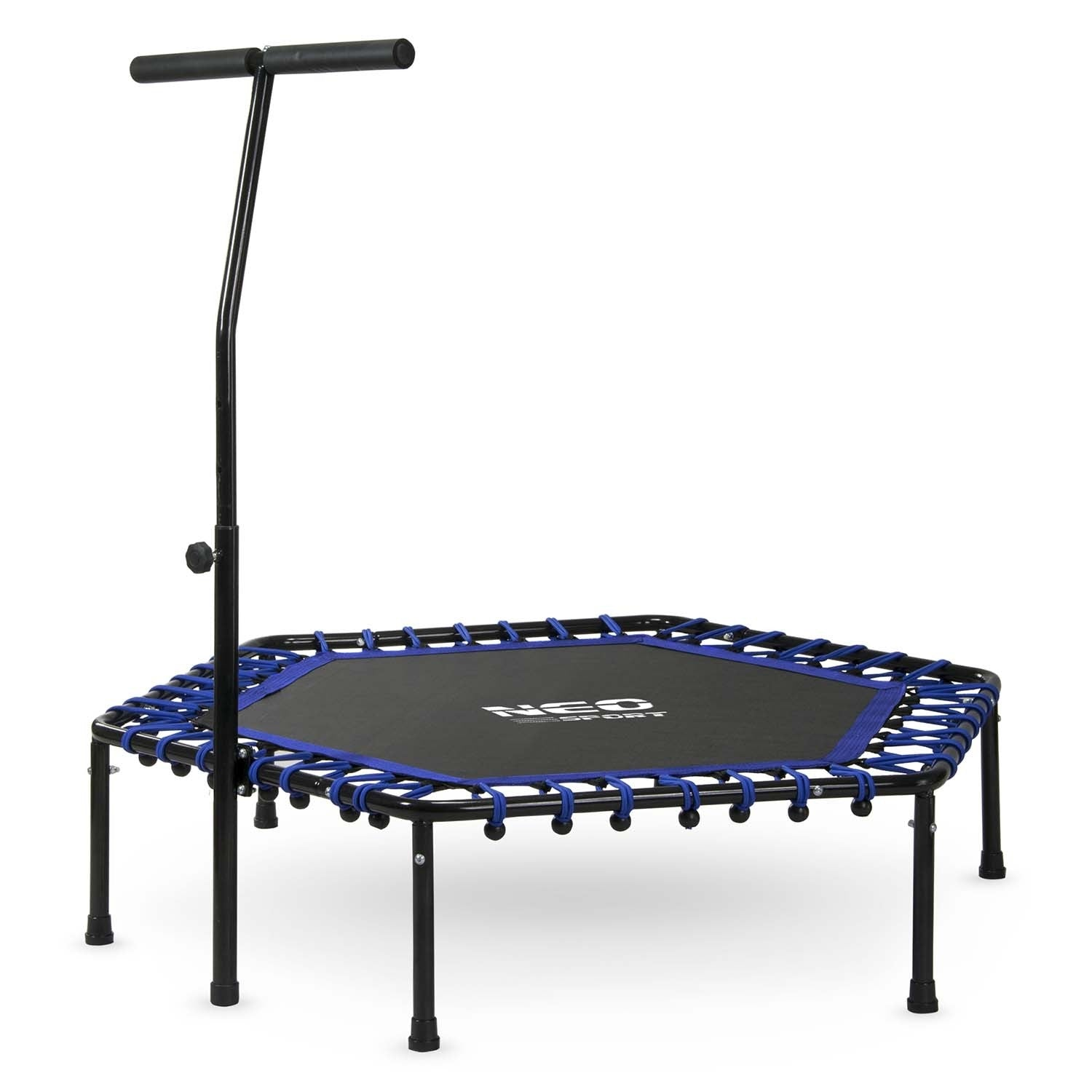 Un trampolín cuadrado negro con borde azul y asa negra. El trampolín tiene patas y el asa es alta.
