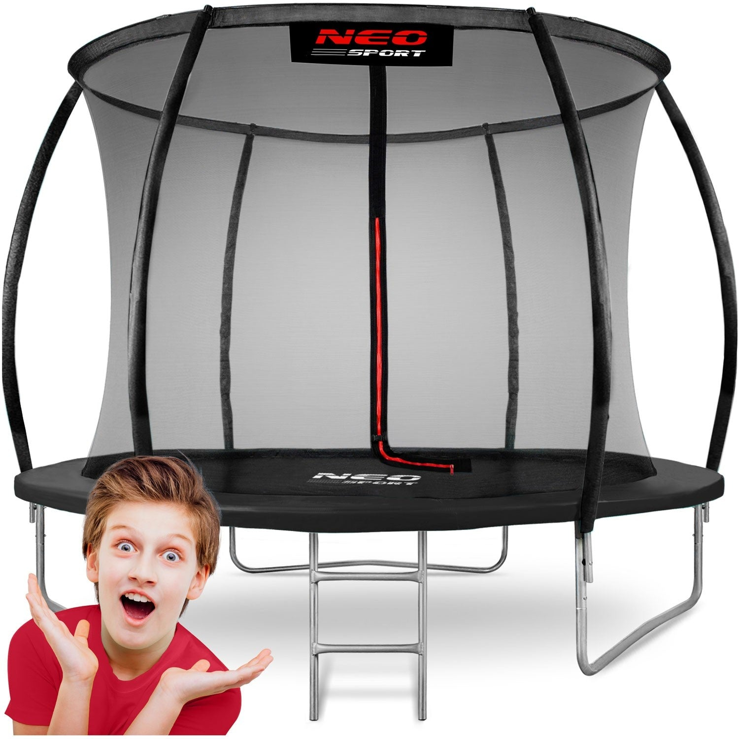 Un niño con los brazos abiertos sonríe al espectador, frente a un trampolín. El trampolín tiene una esterilla y una red negras.