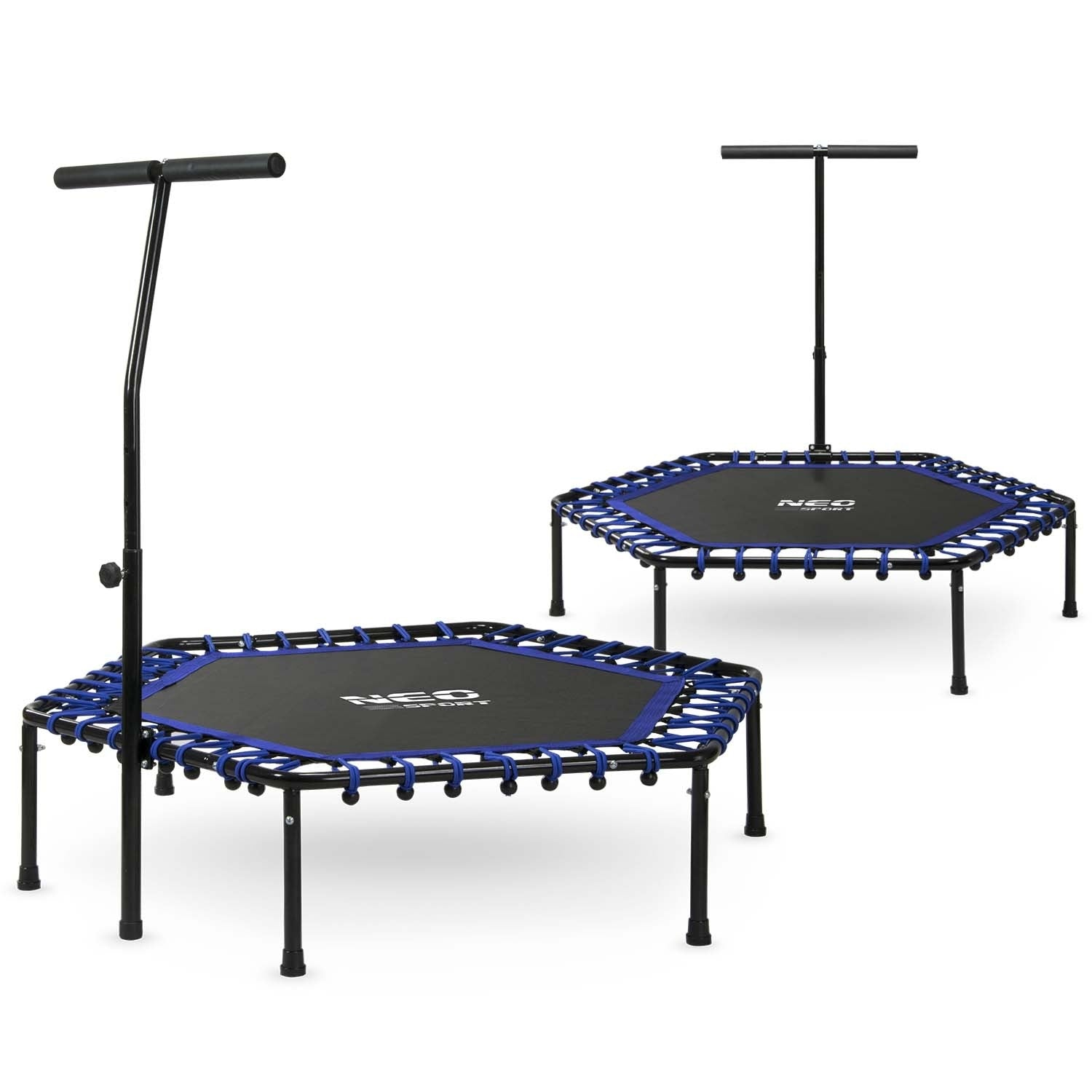Dos trampolines negros y azules con asas, sobre fondo blanco. Uno tiene el asa más alta.