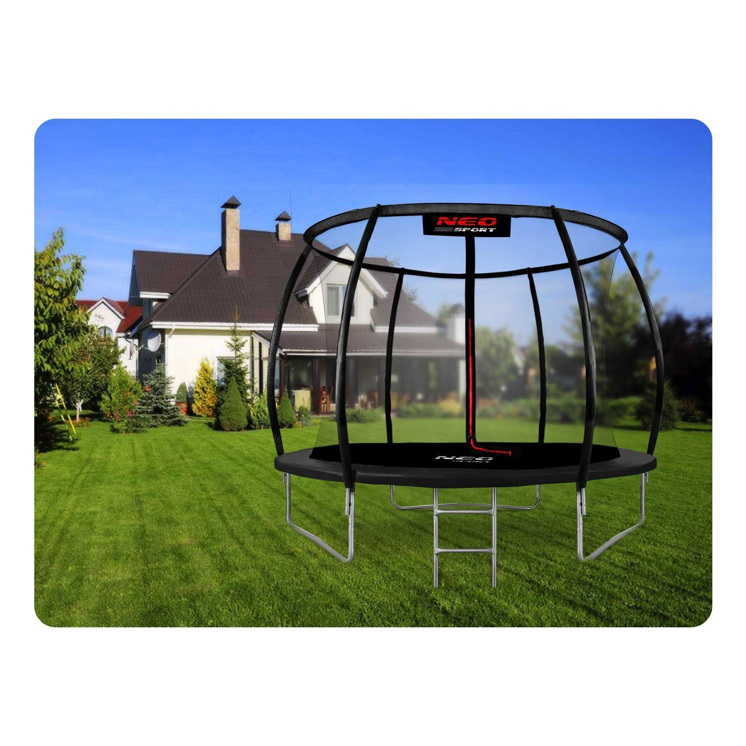 Un trampolín en un jardín. Tiene una estera negra y una red de seguridad. Una casa con césped verde y cielo azul en el fondo.