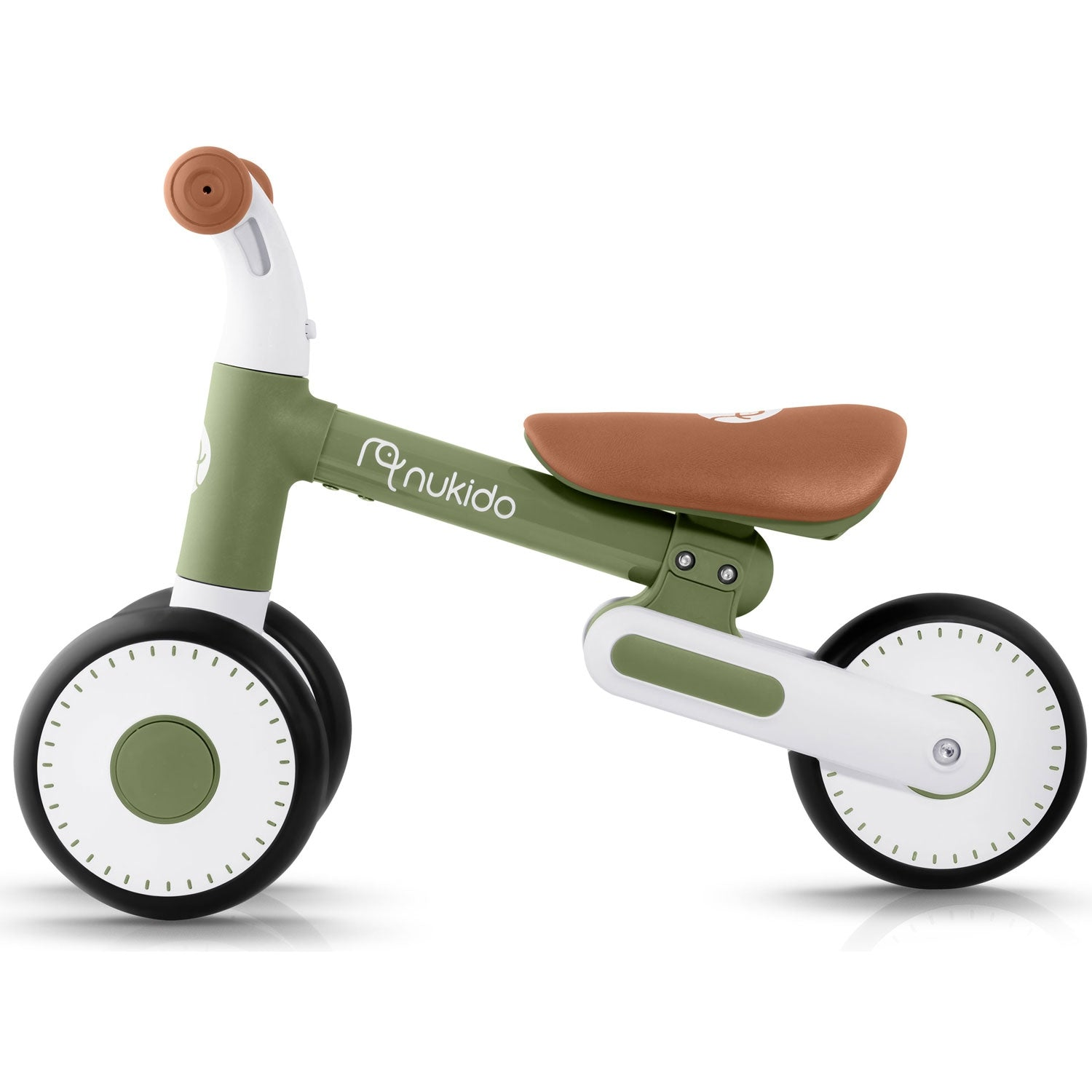 Una bicicleta de equilibrio verde y blanca con asiento y manillar marrones. Tiene dos ruedas delante y una detrás, todas negras.