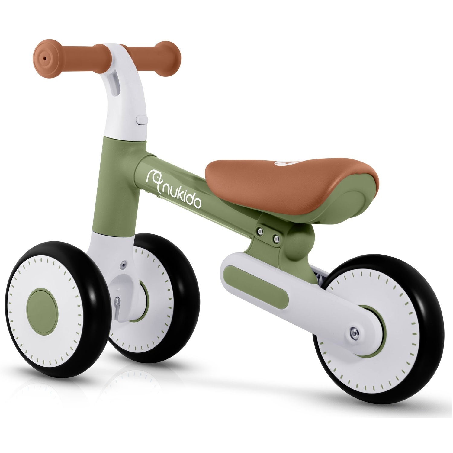 Una bicicleta de equilibrio verde y blanca con manillar y asiento marrones. La bicicleta tiene tres ruedas. La marca 'nukido' es visible.