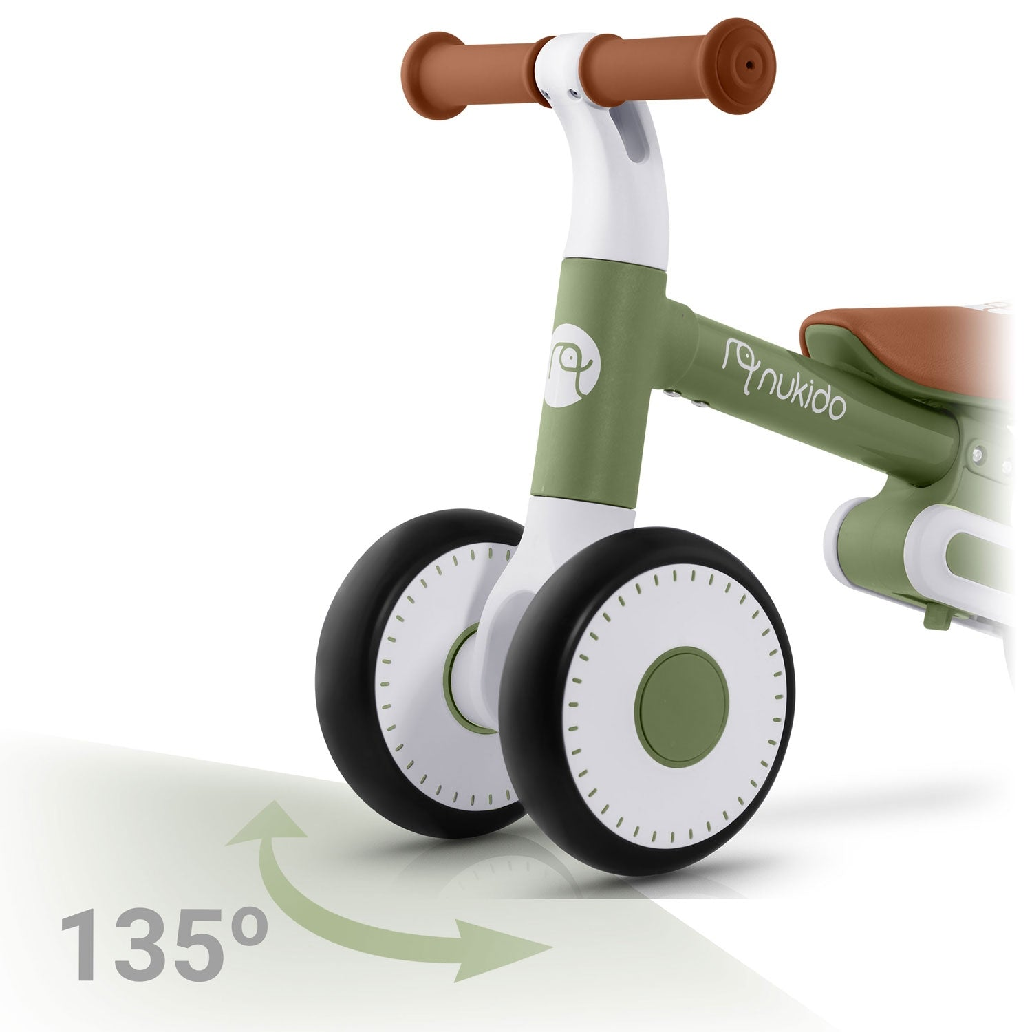 Una bicicleta de equilibrio verde y blanca con manillar y asiento marrones. Las ruedas son negras con centros blancos. Debajo hay una flecha de 135 grados.