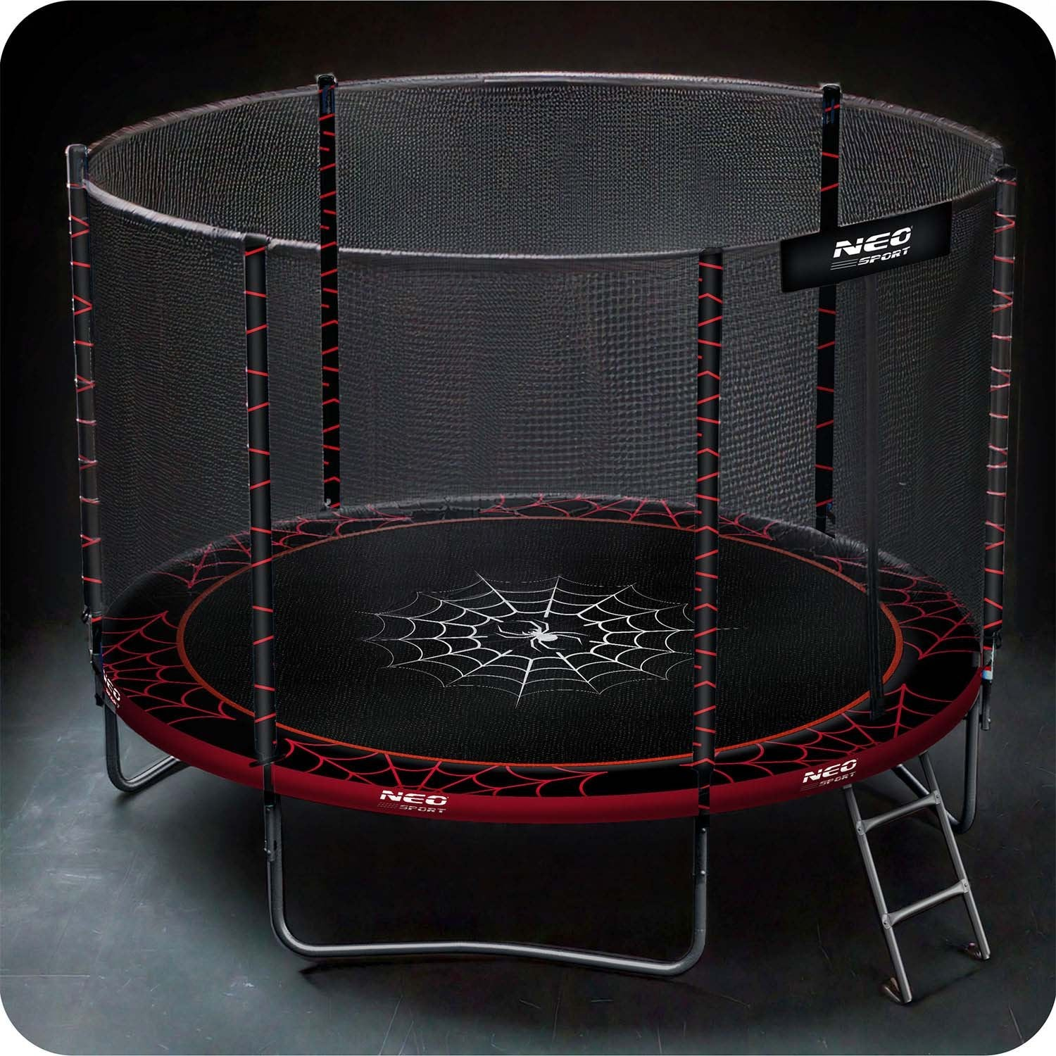 Un trampolín negro con diseño de telaraña y detalles rojos. Tiene una red de seguridad y una escalera.