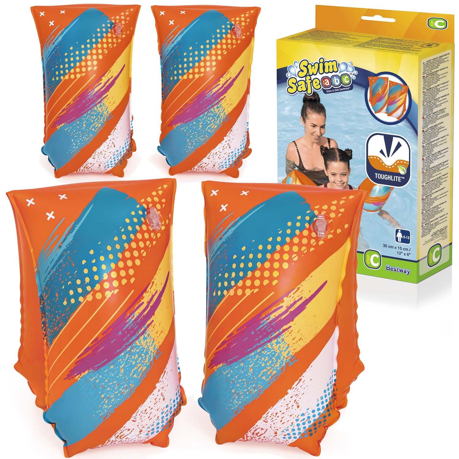 Cuatro flotadores de brazo naranjas con diseños coloridos y una caja que muestra a una madre y un niño en una piscina con flotadores de brazo.