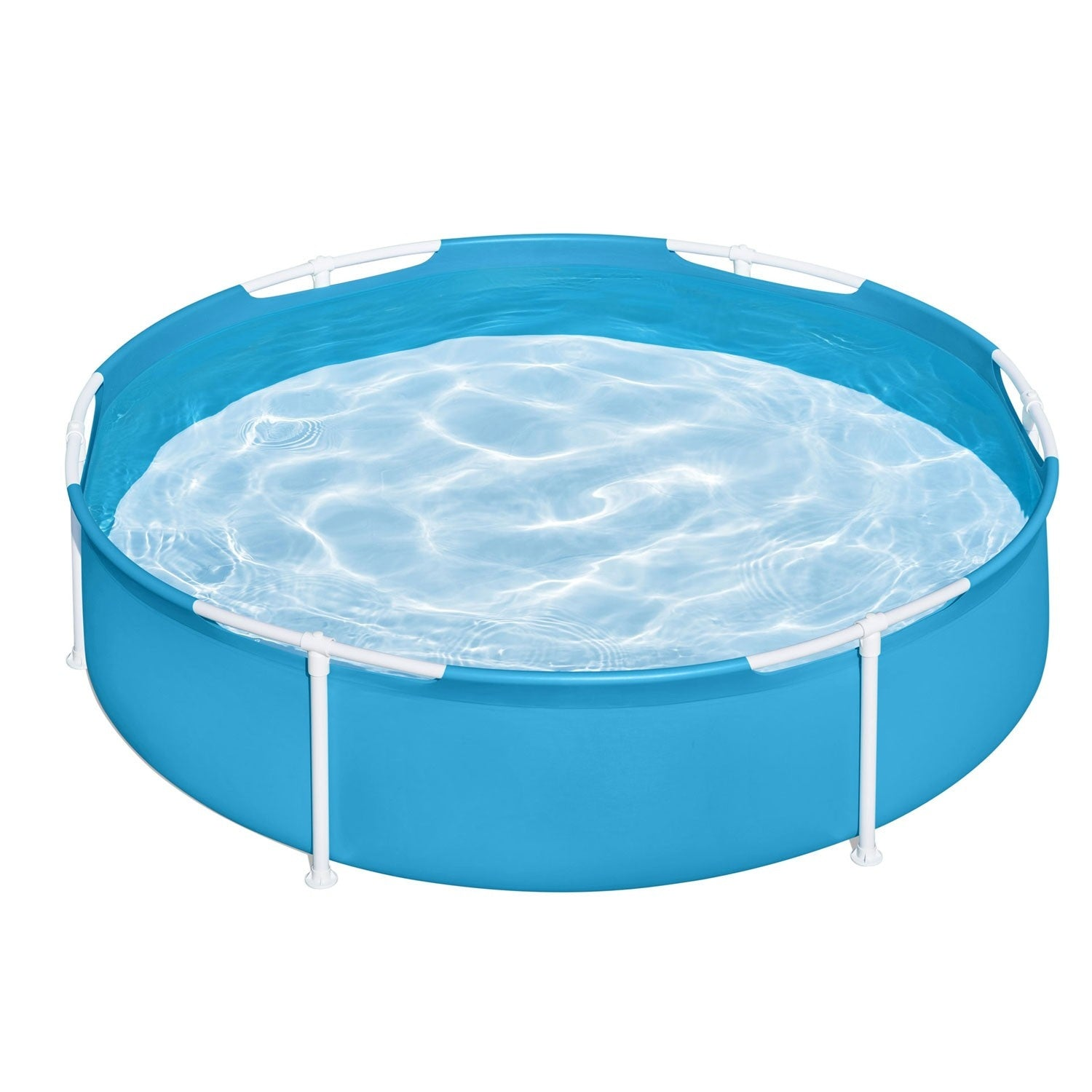 Una piscina redonda y azul llena de agua. Soportes y marco blancos. El agua refleja la luz solar. El fondo es blanco.